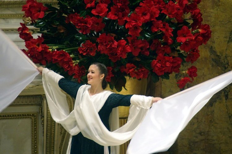 Come celebrate Christmas with joyful song and dance at @stignatiusnyc (tomorrow, Dec. 24th at 4pm) for the Christmas Eve family mass! 🎄🎶

@vanityd88 and @ariellemckeever will bring jubilant energy to the Christmas Eve family mass, dancing to Christ