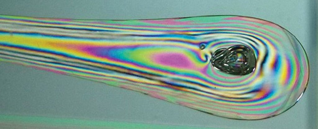 The bands indicate stresses in the drop. Aben et al. ©2017 American Institute of Physics