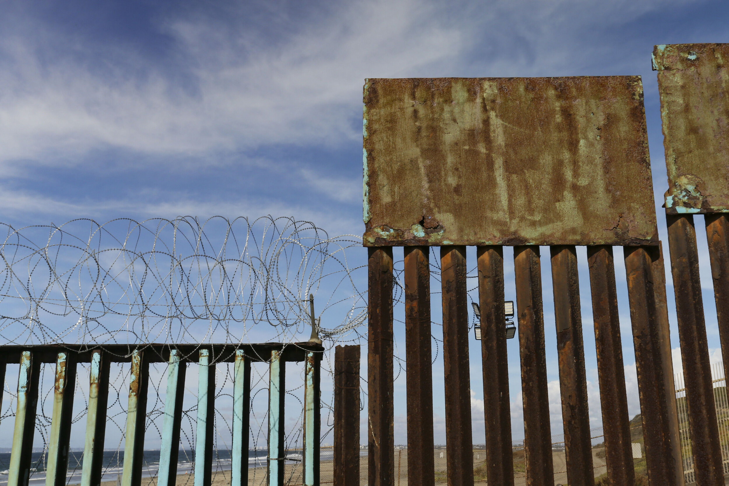 borderfence2.jpg