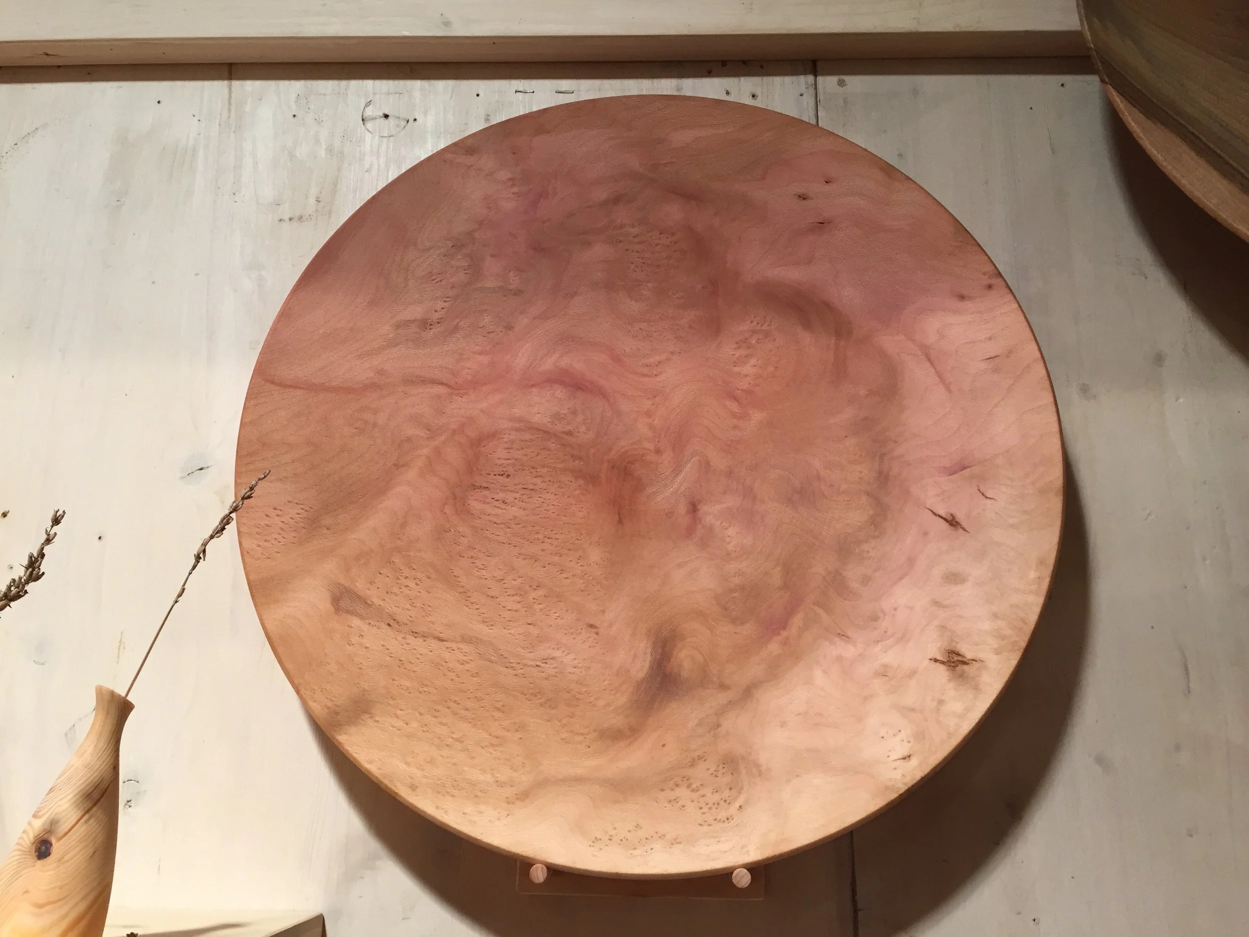 unbeschreiblich .... einfach " nur" Holz, nicht bemalt, nur die natürliche Maserung ... Photo unbearbeitet! Diese Schale zog mich auf der Herbstmesse magisch an. Ich ging nach Hause ohne sie - schweren Herzens, weil sie einfach einen hohen Preis hatte, der nicht in mein Budget passte. Am letzten Tag der Messe bin ich nochmals zu dem Stand, in der Hoffnung etwas feilschen zu können. Welche Pein, sie war nicht mehr da, verkauft. Die anderen Schalen waren ohne - zumindest für mich - sichtbare Welten. Und zu Weihnachten, welche Überraschung, wurde sie mir dann geschenkt. Eine unglaublich grosszügige Geste des lieben Freundes, welcher damals mit mir auf der Herbstmesse war und meinen Blick wahrnahm. Dankeschön!