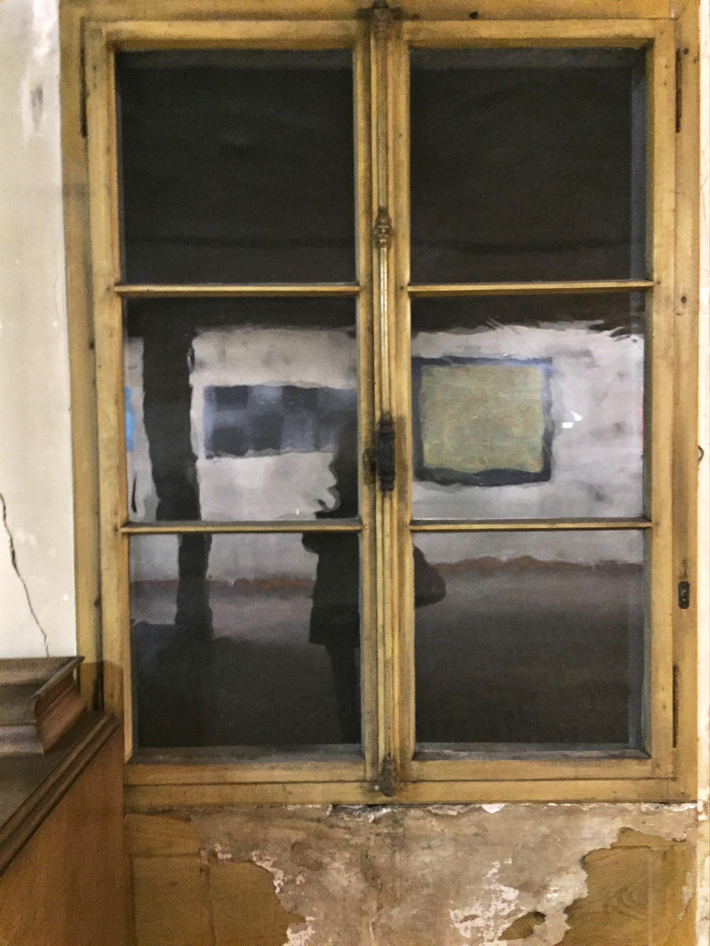 "fliesst" - wie damals - in unserem alten Haus, Fensterscheiben, welche leben - nicht gleichmässig sind, Spuren zeigen - so wie ich? http://www.petershof.ch