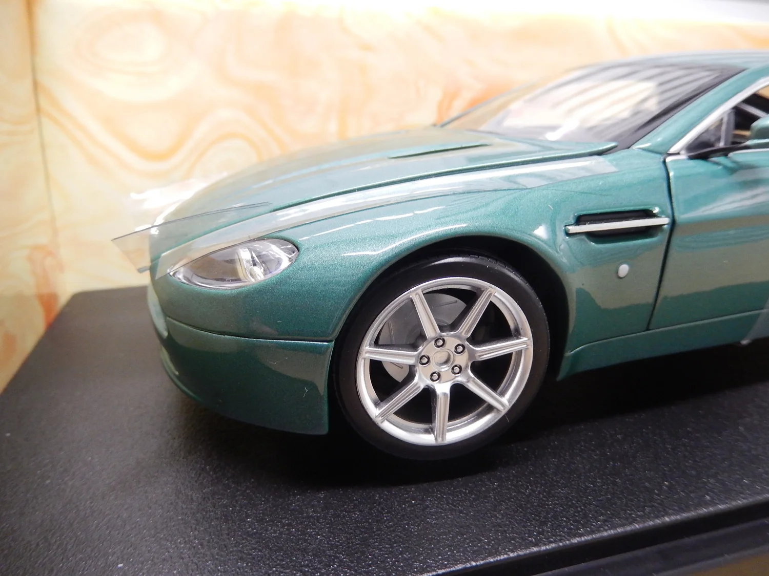 Aston Martin V8 Vantage 1:18 scale model By hotwheels — CS-DIECAST