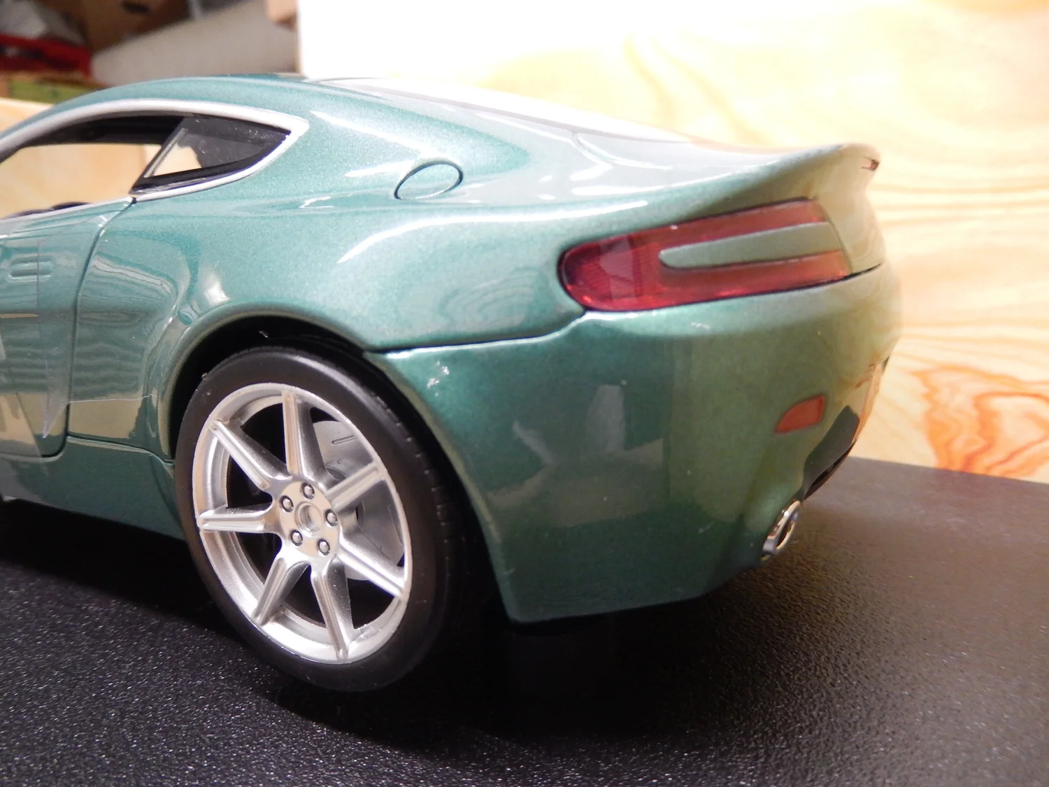 Aston Martin V8 Vantage 1:18 scale model By hotwheels — CS-DIECAST