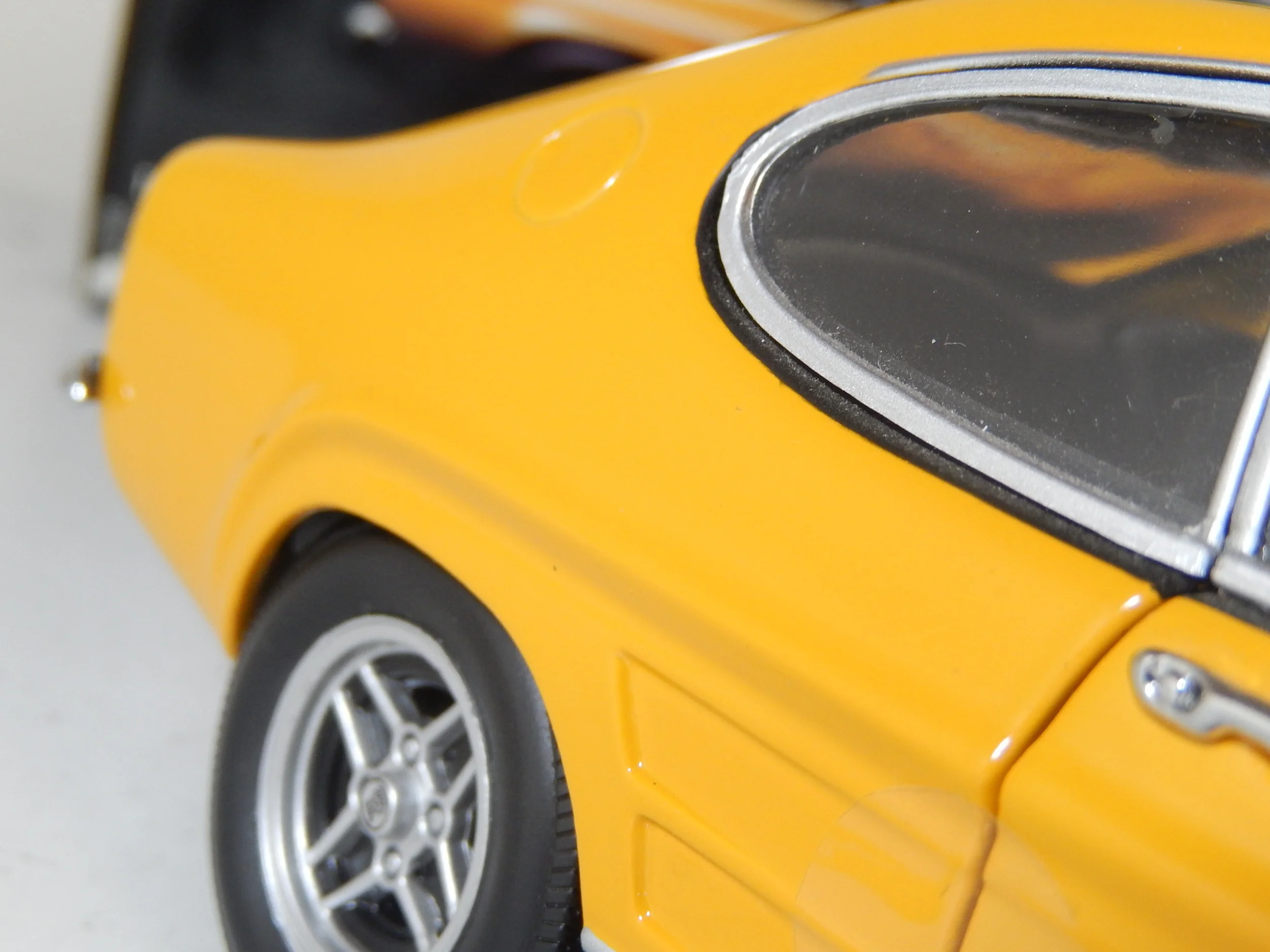 Minichamps 1/18 Ford Capri 2600 RS 1970 Jaune/Noir - Modèle Diecast