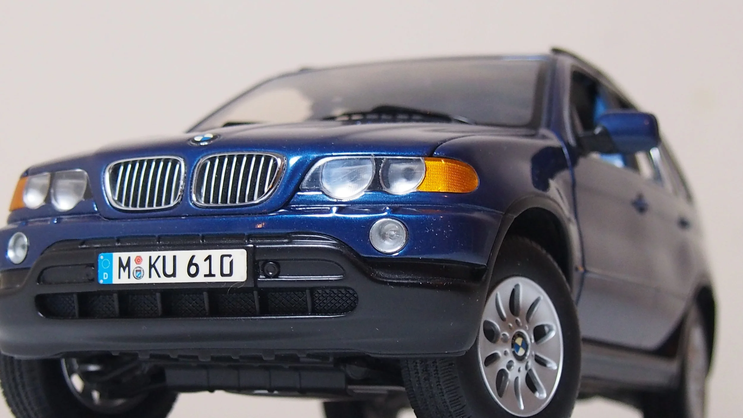 BMW X5 4x4 by kyosho boxed 1:18 scale — CS-DIECAST-TUNING
