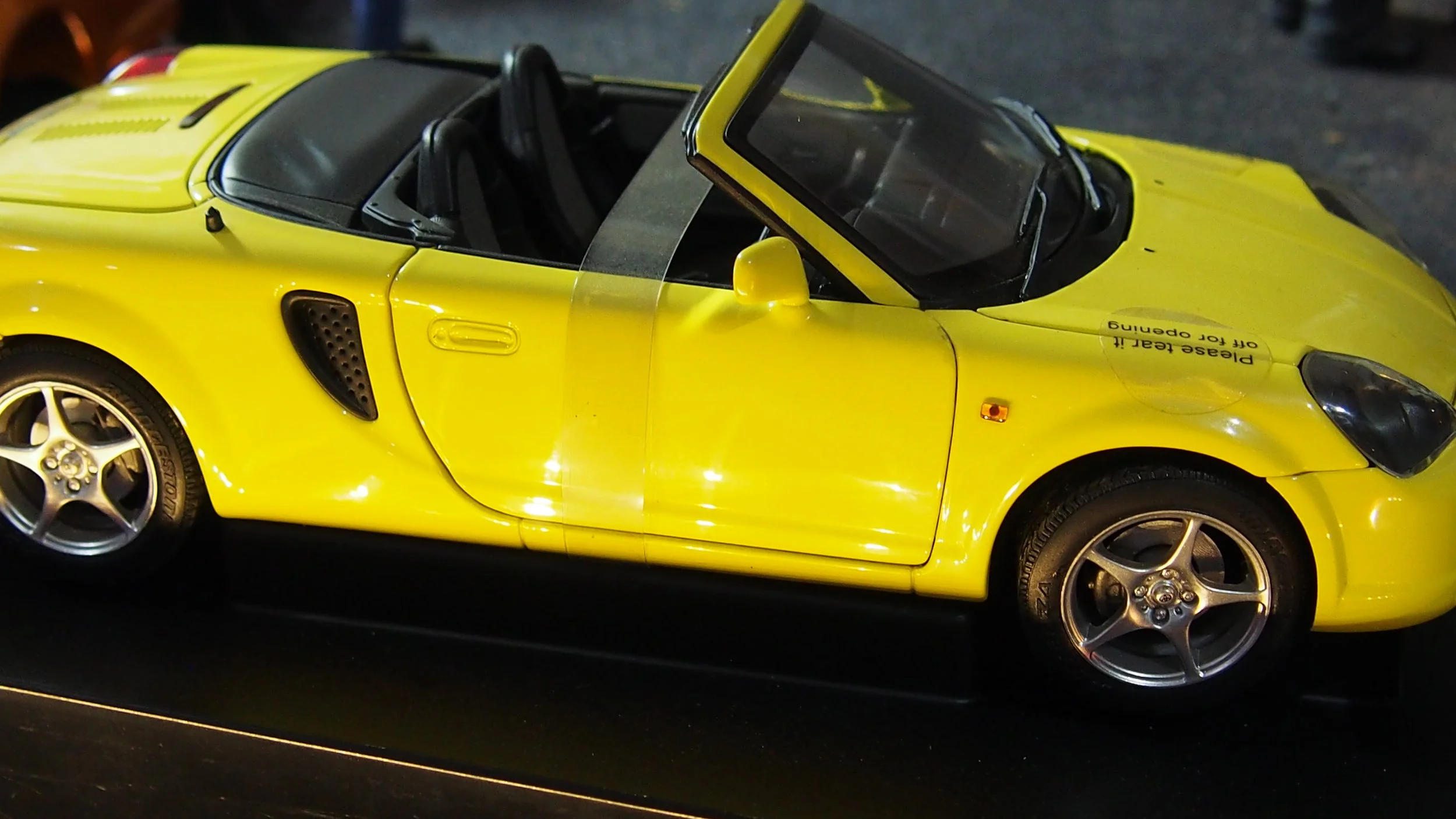 美車】AUTOart オートアート 1/18 トヨタ TOYOTA MR2 SPYDER イエロー