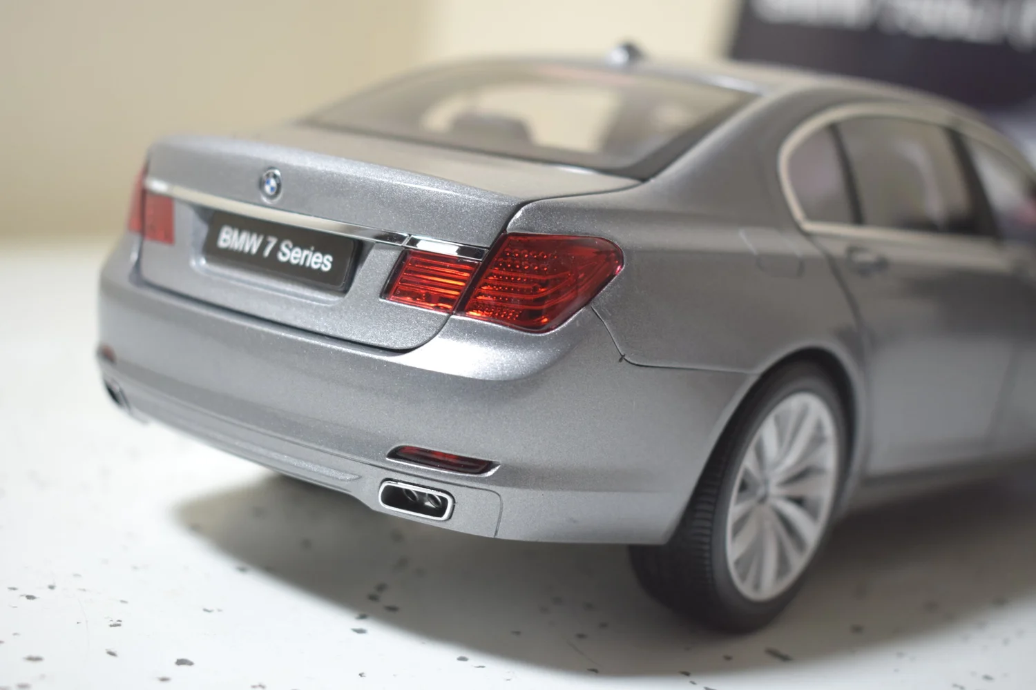 Miniature Kyosho BMW Série 7 745i – Échelle 1/18 – Gris – Occasion