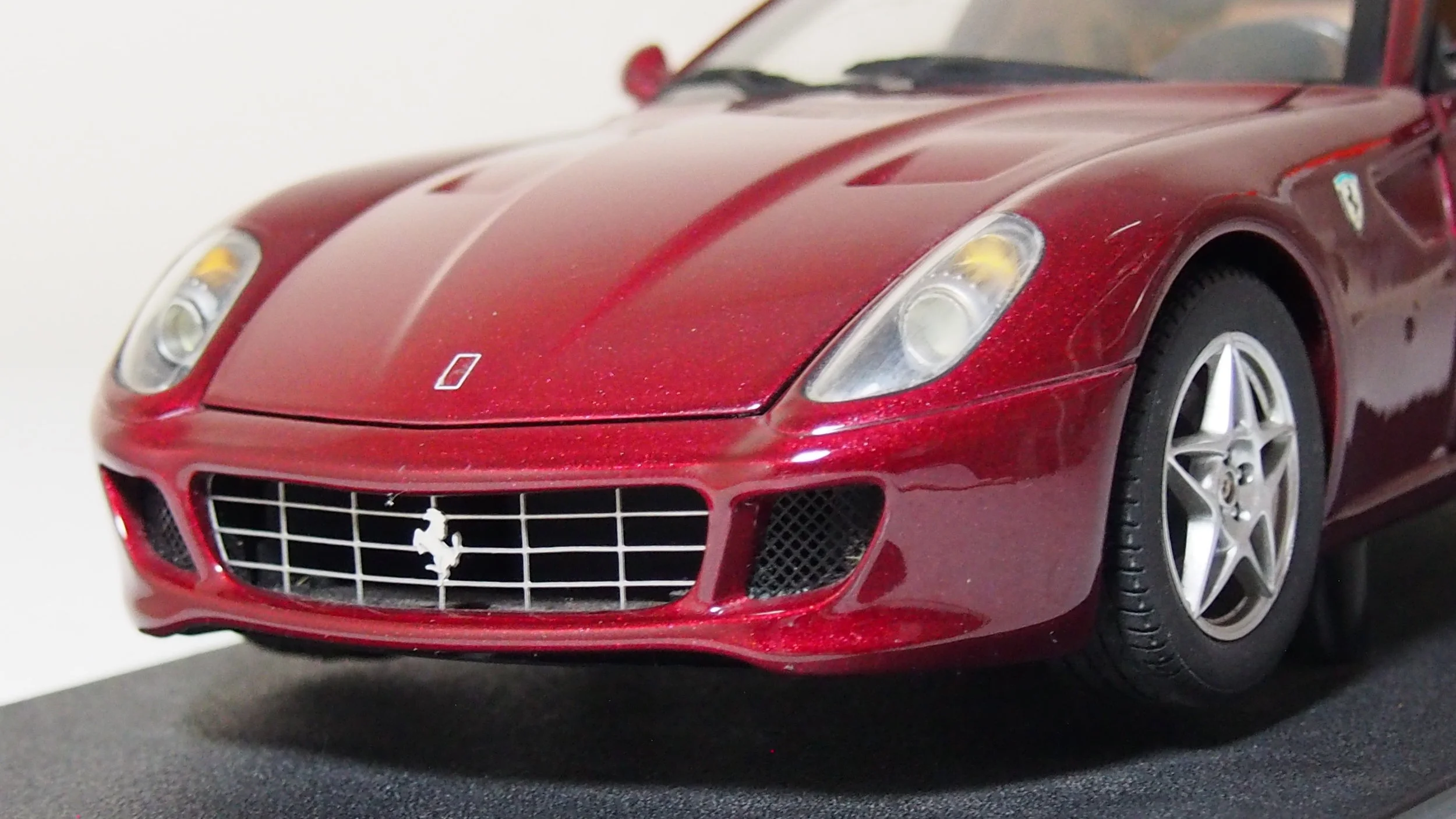 エリート　1/18 フェラーリ599 GTB フィオラノ　ALUMINUM 1:18 Hot Wheels Elite Ferrari 599 GTB Fiorano - YouTube