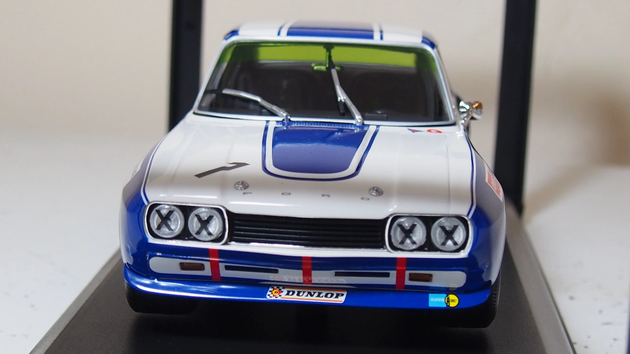 特価 MINICHAMPS (1/18) フォード Capri RS 2600 Minichamps 1/18 Diecast Car 150 089077 Ford Capri MK1 RS2600
