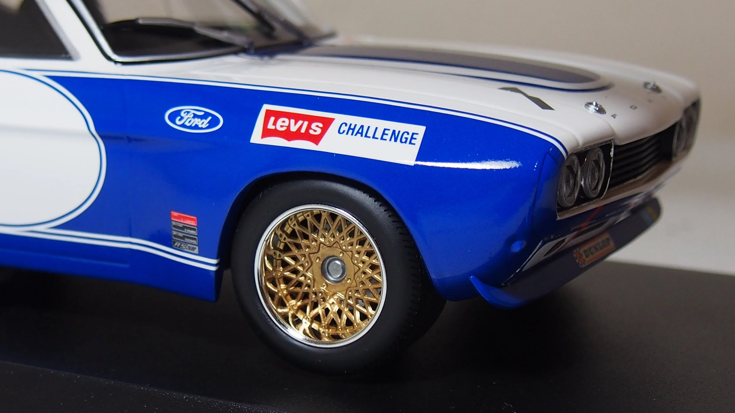特価 MINICHAMPS (1/18) フォード Capri RS 2600 Minichamps 1/18 Diecast Car 150 089077 Ford Capri MK1 RS2600