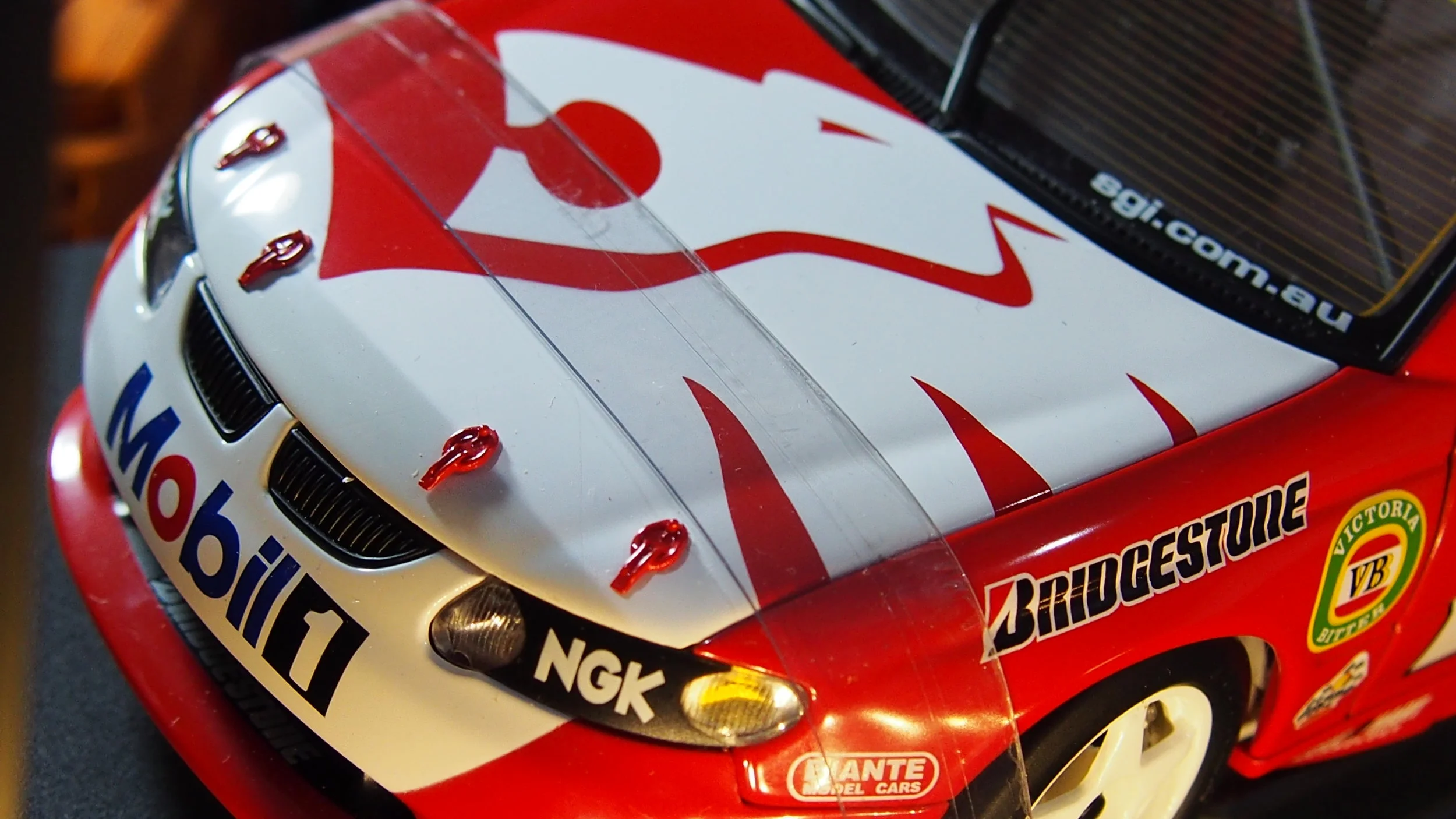 Autoart 1/18 Scale Diecast 80060 - Holden Racing Team HRT 2000 #1 C.Lowndes
