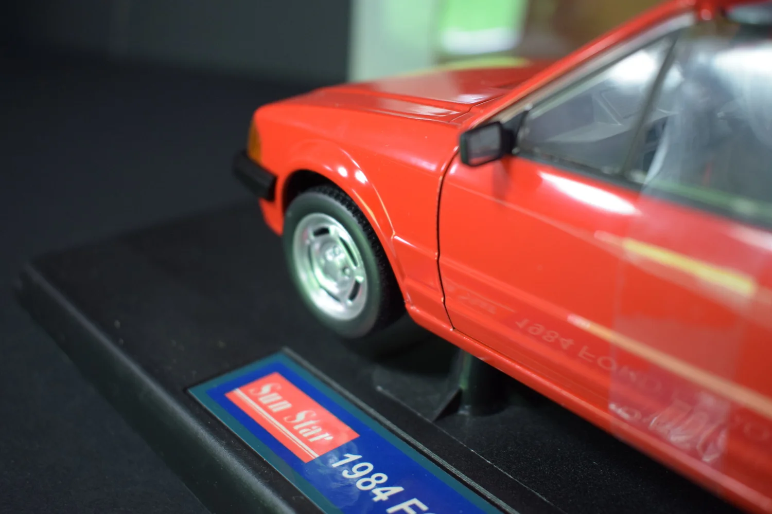 Ford Escort MK3 GL Cabriolet Année 1984 rouge / rouge 1:18