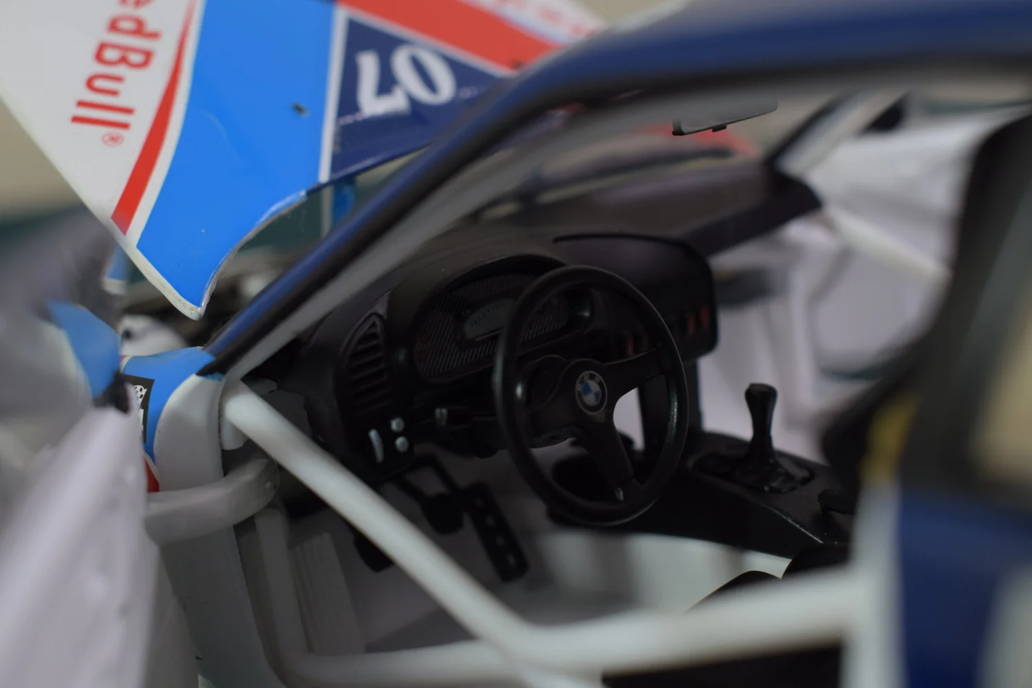 BMW E36 M3 GTR 1996 #07 VALVOLINE DAYTONA 1/18 UT Models 39633 voiture