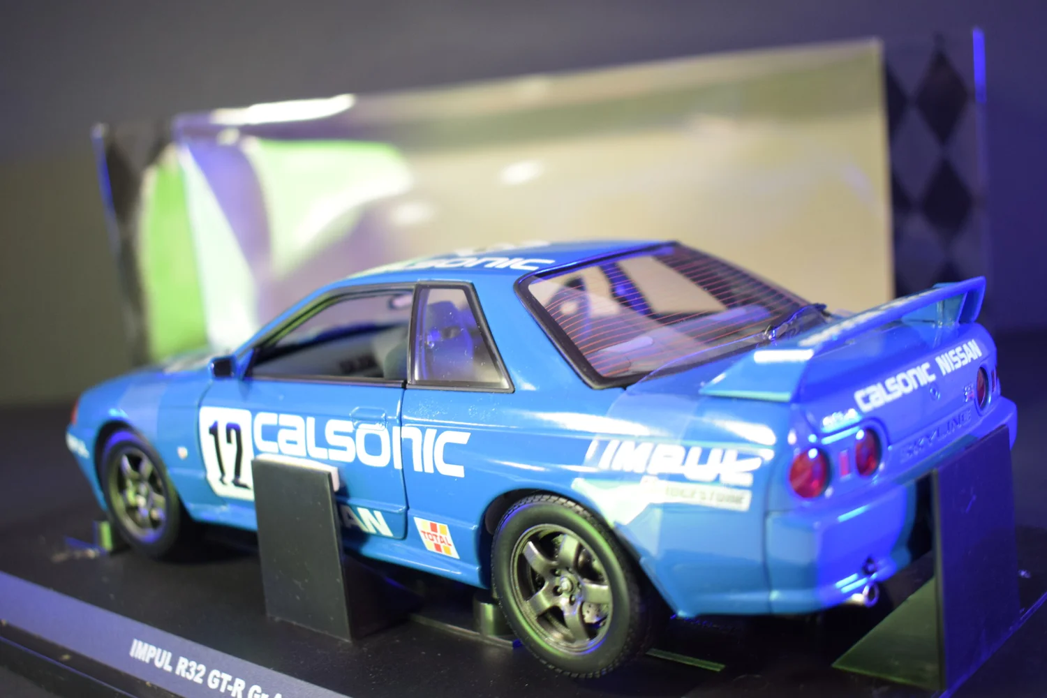 Nissan skyline GT-R R32 Calsonic by Kyosho !:18 scale — CS