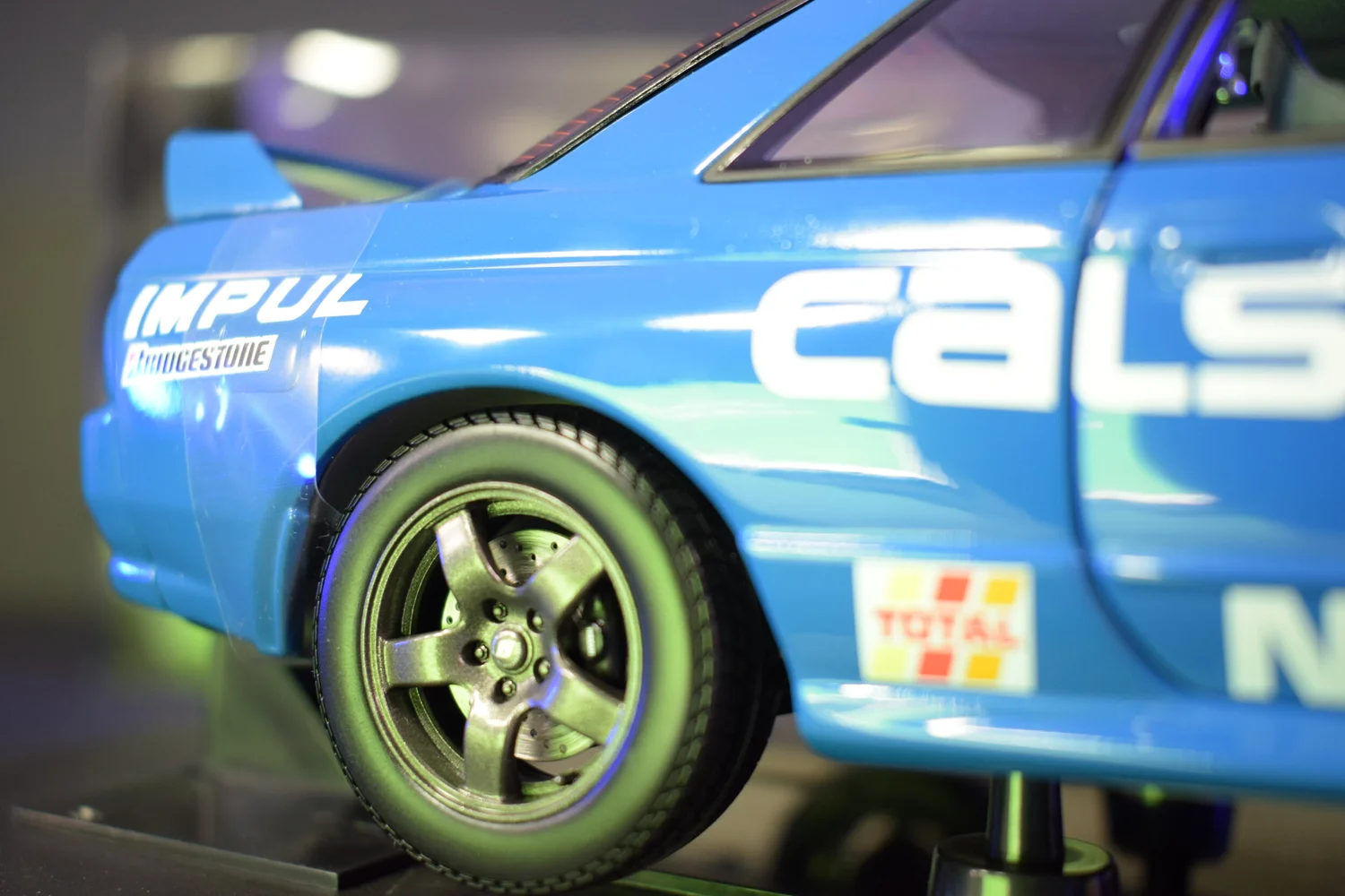 Nissan skyline GT-R R32 Calsonic by Kyosho !:18 scale — CS