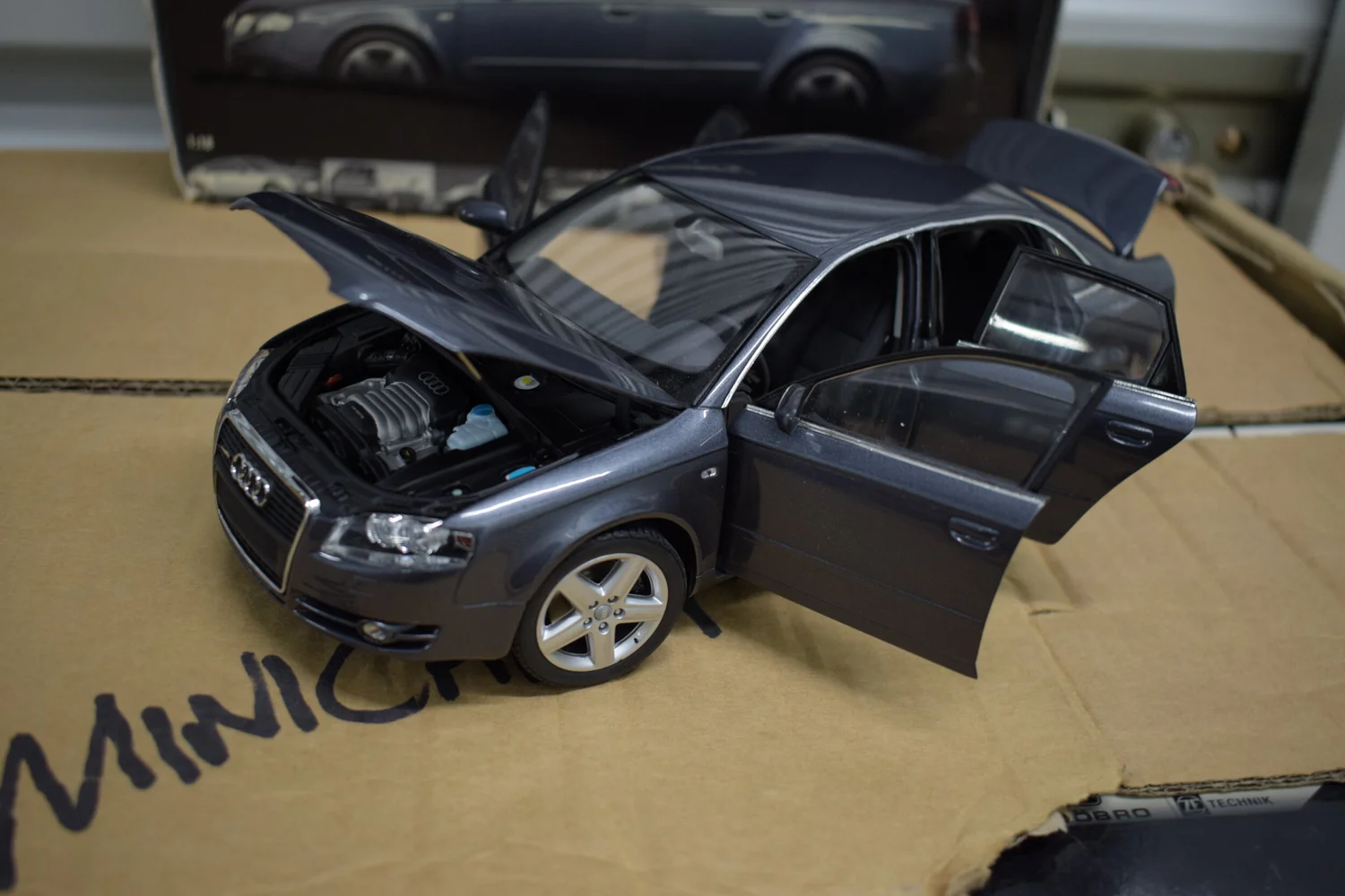 MINICHAMPS 1/18 - Audi A4 2005 Gris - Miniature Voiture De Collection