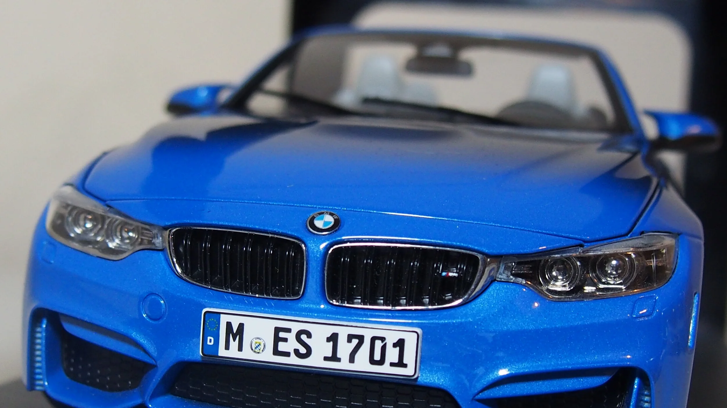 BMW M4 Cabriolet F33 ミニカー Paragonディーラー18 BMW M4 Cabriolet F33 ミニカー Paragonディーラー18 - メルカリ