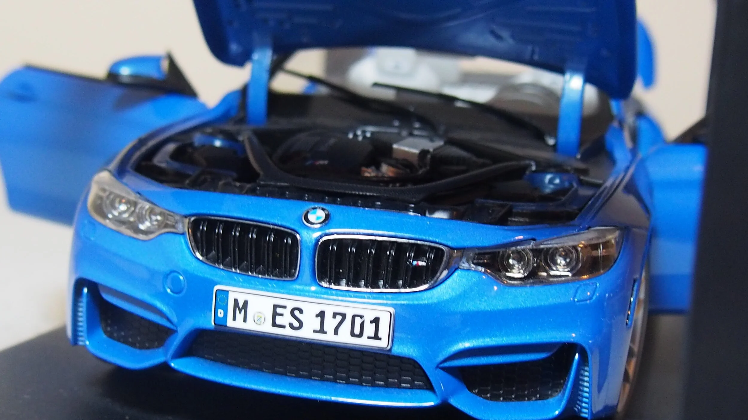 BMW M4 Cabriolet F33 ミニカー Paragonディーラー18 PARAGON-MODELS 97111 Scale 1/18 | BMW 4-SERIES M4 CABRIOLET