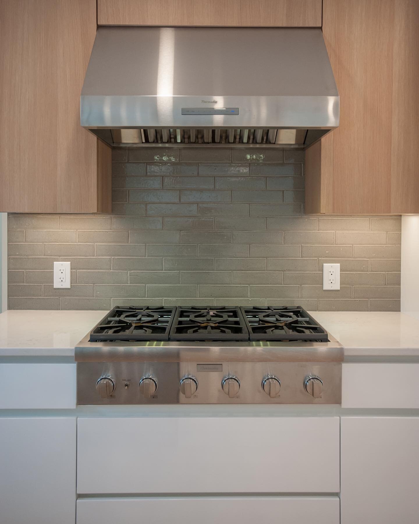 Modern kitchen ✔️
.
.
.
.
#yeg #yegreno #modern #moderndesign #kitchen #modernkitchen #stove #wood #glossycabinets #glosscabinet #highgloss #simpledesign