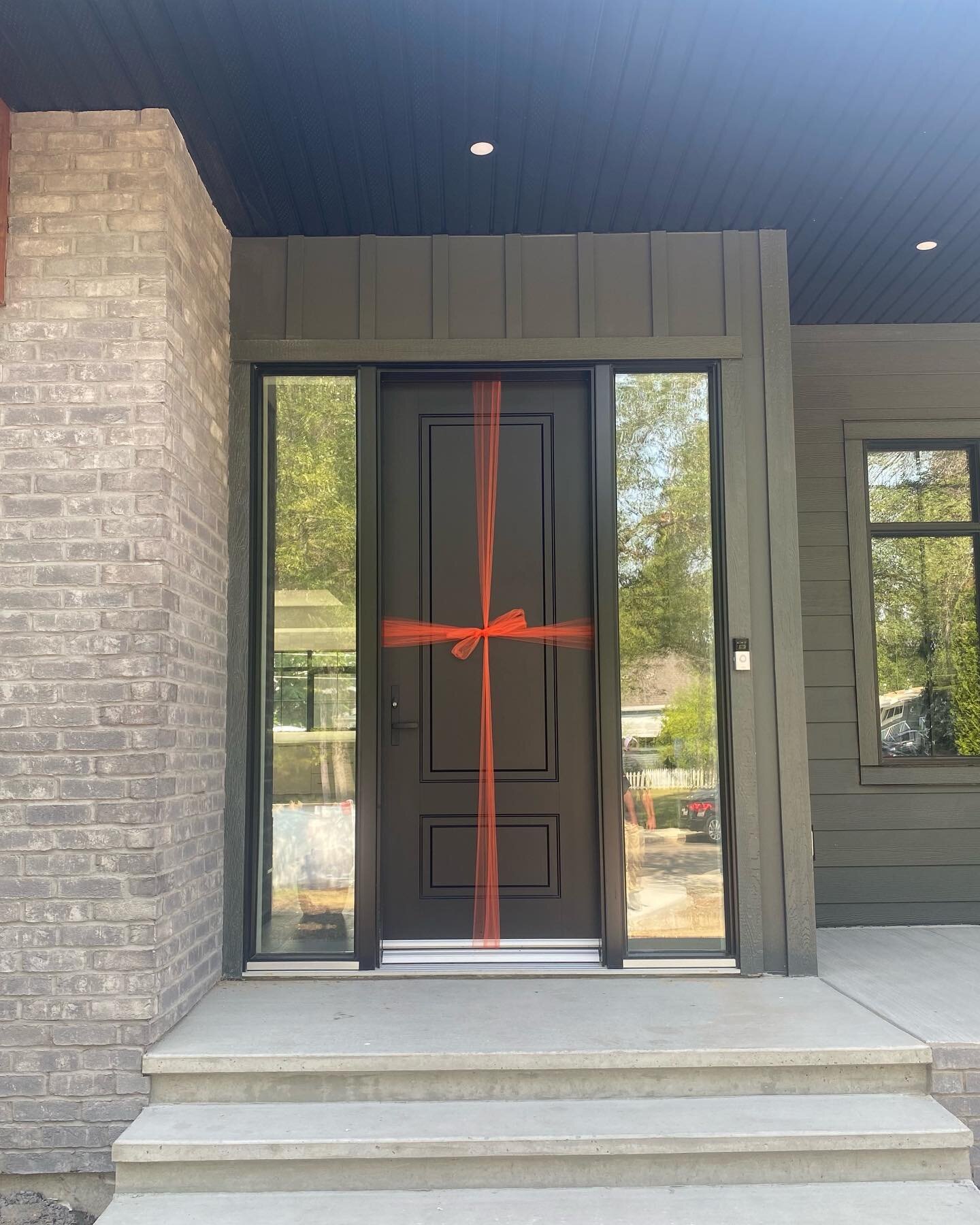 Welcome home 🧡
.
.
.
#yeg #yeghomes #designbuild #home #frontdoor #reno #renovation #designbuild #renocontractor