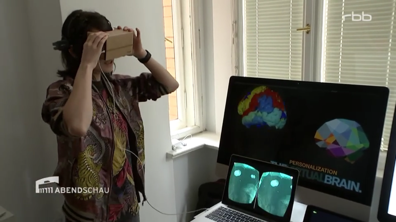 Screen Shot from the RBB Abendschau featuring the real time virtual reality brain visualisations of BrainModes, powered by The Virtual Brain.