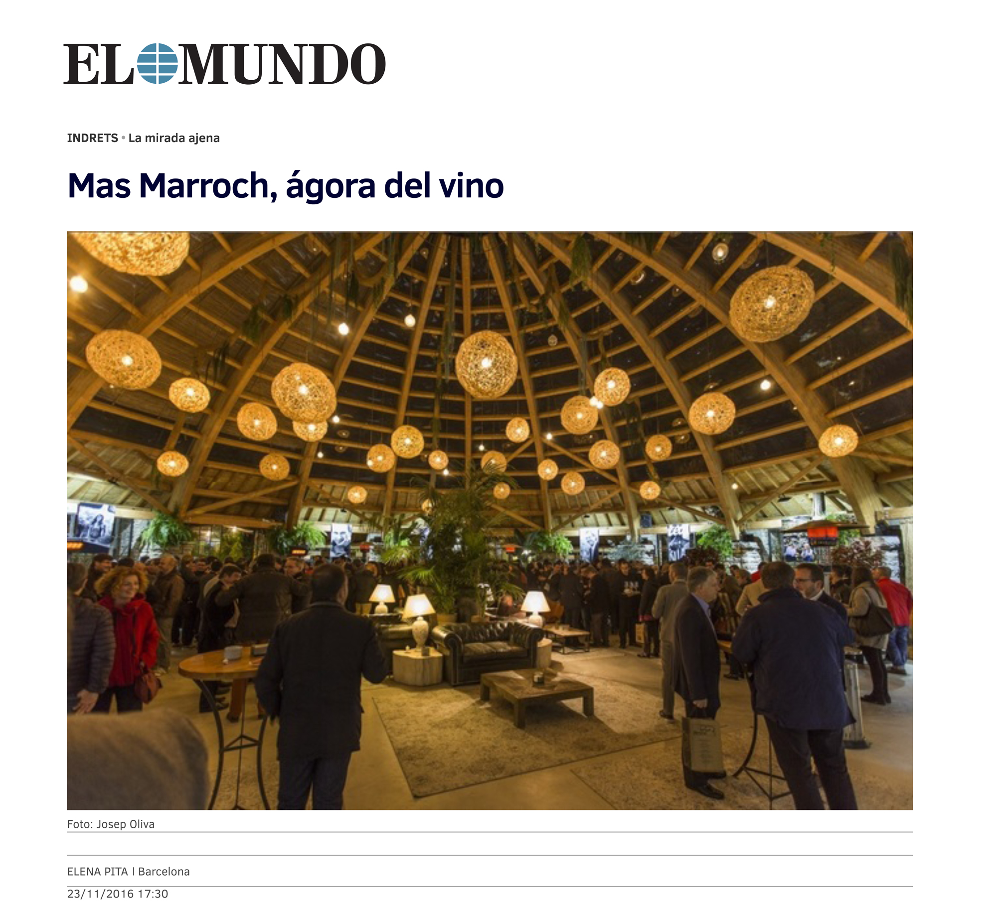 Todo parece posible en este espacio, como si todo estuviera por suceder. Mas Marroch, periferia verde de Girona, una masía del siglo XV restaurada a la que se añade una gran sala desnuda y una inmensa barraca de piedra seca, construida con el mismo y elemental procedimiento que los aparceros de las viñas empleaban para levantar sus refugios y calentar las noches desnudas al cuidado del viñedo. Piedra sobre piedra, sin argamasa alguna, sobre una base circular hasta redondear sus paredes, que así urdidas respiran, y colocar en la cúpula una piedra de mayor peso que mantuviera la construcción y funcionara como el tiro de una chimenea; porque en la tierra, la lumbre del fuego sería el hogar del hombre. Miraban siempre al sur las barracas para evitar el norte frío, y dicen que para guarecerse de la lluvia plantaban en su techumbre lirios de San José, que enraízan y florecen morados cuando las viñas verdean. Le han llamado el ágora a este espacio, ágora pública o santuario en medio de campos frutales y jardines centenarios. Y la noche que fui, el lugar había hecho posible La Fiesta de las Personas del Vino: "Gracias a mis hermanos, que me han permitido esta locura" (y a su esposa, también le agradeció, que dirige las ceremonias en Mas Marroch). Hablaba el bardo del vino, el hermano Pitu de los Roca. Y sus palabras estremecían a un auditorio de 400 almas, ante 12 señores del vino y dos autores (Tras las viñas, de Josep Roca e Imma Puig, ed. Debate); todos ellos gente que existe detrás, delante, al lado del vino. Más de 5.000 copas dispuestas para entender los 12 elixires de vida que se van a relatar: "En cada una de estas botellas reposa una historia que ha de ser degustada", comienza el poeta. "Porque donde pones la atención, pones la vida", le responde el alma de Passionate Wine, Agua de Roca 2015, Mendoza, Argentina. Raül Bobet, el profeta de Costers del Segre, advierte que "hace falta atreverse a soñar". Y el señor venido de la Mosela en Alemania, nos dice que "sentir es entender" y que lo más bello que uno puede sentir es la imperfección, porque lo perfecto lo encuentras en los supermercados, categoría coca-cola: "El vino no es cocaína, es la leche de la madre, que nace de la agricultura o la cultura de la tierra". Nos habla de un mar muy antiguo que hace millones de años dejó sus sedimentos en esta tierra del medio Rhin, en forma de pizarras rojas que rocían el paladar de millones de sabores y un gusto a otoño: "La belleza del caos", tituló Löwenstein a su Uhlen Laubach (espléndido). Del suelo y el espíritu donde nació el vino y la música polifónica, la desconocida Georgia, llega un caldo que dicen es sangre de dios y fuerza de la tierra, la bodega se llama Pheasants Tears (lágrimas de campesino), y está elaborado con los mismos procesos físicos, exentos de química, empleados hace 8.000 años. Del valle del Jura en Francia se descuelga una sentencia rotunda: "Hay más filosofía dentro de una copa de vino que en toda la literatura mundial". Es Pierre Overnoy quien nos allega este rosado natural 100%, que se insinúa, desnudo, transparente. De un valle de las montañas Dolomitas, Trentino, viene una mujer que dice lleva la vida entera buscando en la tierra a su padre perdido; bajo el brazo, un elixir biodinámico, y nos cuenta que no busquemos perfección alguna en él, "porque el vino no entiende de reglas".Y da paso así al druida patrio, al Rudolf Steiner de las tierras del Bierzo y de su colindante montaña gallega que solo ella hace posible el milagro del grelo, lavada la tierra, sin rastro de yodo, vieja. Ricardo Palacios y su tío Álvaro, que siguiendo la senda de la sabiduría monacal, entendiendo la viña ("que desde lejos intuye las intenciones de la persona que se le acerca"), han hecho allí y también aquí, en el Priorat, los mejores vinos, lo más cualificados. Corullón y Finca Dofí traen hoy, terrenal y astral el primero; el segundo ágil pero de final rotundo, garnachero Álvaro como pocos, excelente el caldo como todo lo que lleva su huella. A Álvaro le han puesto siempre sobrenombres, pero el de Pitu tal vez sea el mejor: Álvaro el seductor, capaz de transmitir el valor de la tierra.Aparece el Nuevo Mundo, el sueño americano, hablando de montañas y laderas, de sostenibilidad, en la persona de William Harlan, el señor de Napa Valley, y le responde el Viejo Mundo, el señor de los señores, del gran Château la Fleur-Pétrus, que dice es la primera vez que habla en público en una cata, y lo hace sobre su padre y sus ancestros, rechazando con elegancia la biodinámica, "demasiado arriesgada para nuestro clima en Burdeos". Monsieur Christian Moueix, que después de más de dos siglos ha ubicado parte de sus viñedos en la baja California, donde su padre jamás lo visitó, donde viste pantalón bermuda en lugar de traje de chaqueta con corbata, donde ha ido buscando la libertad y produce vinos que "¿tienen alma las plantas?" -se pregunta el señor que no habla en público-. "No lo sé. Pero sé que el vino sí la tiene". Turno de la señora del Domaine Leroy, de los vinos únicos como el ser humano, de sus viñas como sus perros, criaturas propias, de uvas felices; y a continuación, de la joven López de Heredia, chez Tondonia, que dice cosas como legado, tradición, y transmite mucha simpatía.Cierra el círculo la gran Venus del Priorat o Sara Pérez, que empieza por preguntarse qué demonios hace aquí sin su Martinet de siempre, "¿por qué he traído este vino?" Filósofa y bióloga, enóloga, agitadora de la tierra y sus habitadores, nos regala un rancio dulce que es la cultura y la historia del Priorat, que no es su vino personal pero sí la emoción de su memoria, que ha recuperado en sus ancestrales artes, que jamás ha sido embotellado porque se elabora en botas regaladas por madres campesinas, que se hace para compartir y que, dios la bendiga, sabe a gloria bendita. Después de dos horas de degustar filosofía y catar tesoros, horas que se han hecho cortas, la comitiva de 400 se lanza al pica-pica made by Roca bros., que entra en tromba, el canelón de foie y el higo en foie, por los cuatro costados del ágora/barraca de piedra y techo acristalado. ¿Algo que añadir? Supongo que no. Una noche de fortuna, bajo la luna supernova (no volverá en décadas) y su aura irisada de colores. Loadas personas del vino y su ágora en Mas Marroch.