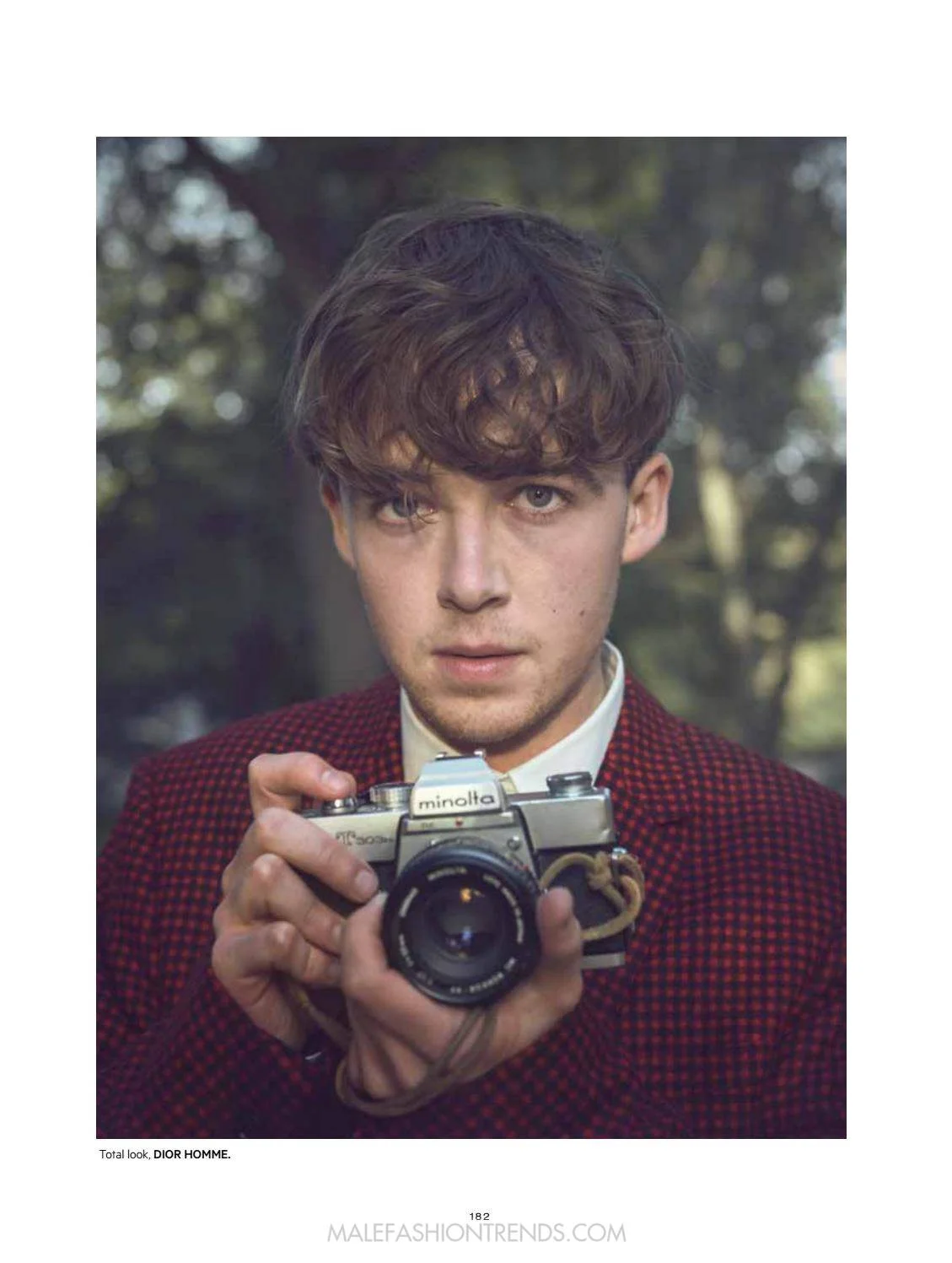 alex-lawther-lofficiel-hommes-levant-charlie-gray-02.jpg