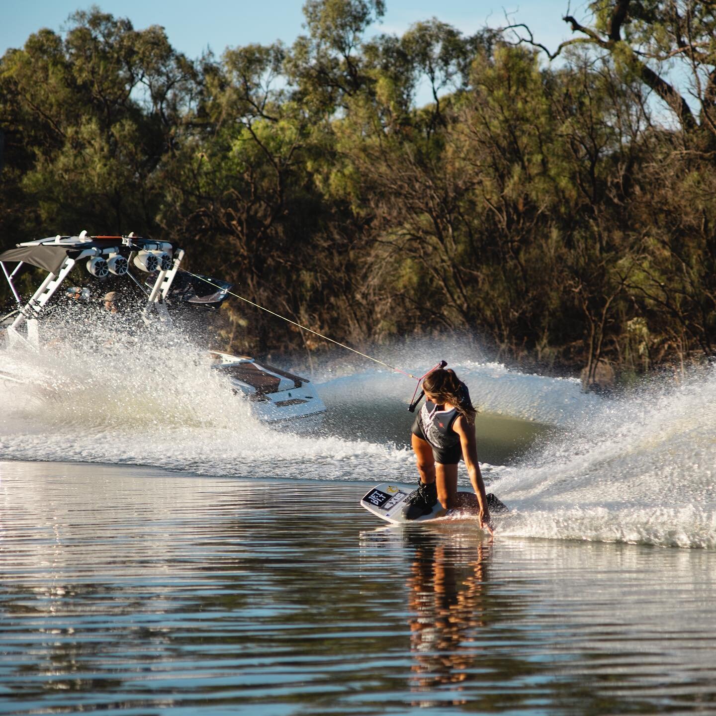 I think one thing we can all agree on is that flat water is good for the soul 😉 🧈 
📸 @thorryh  @axiswakeaustralia @axiswake @jetpilotcompany @hyperlitewake @hyperliteaustralia @tommysboats 
#wakeboard #wakeboarding #butter #carve