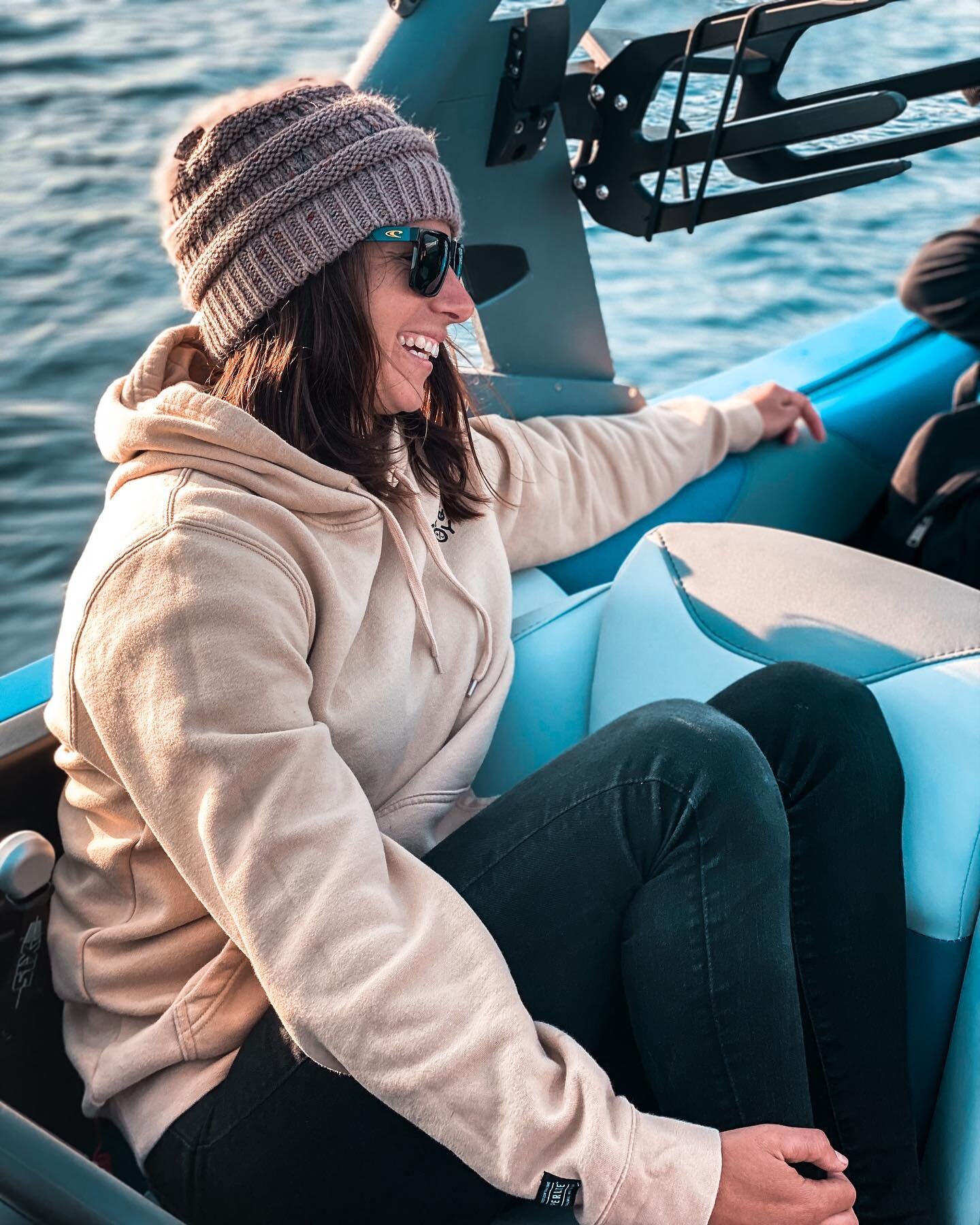 This has been my first full winter in 12 years... if you can call Florida winter haha and I still hate the cold 😂 missed my endless summer this year! 
📸 @macncheeserulez 
@tommysboats 
&bull;
&bull;
#florida #winter #ruggedup #boat #wetsuit #hoodie