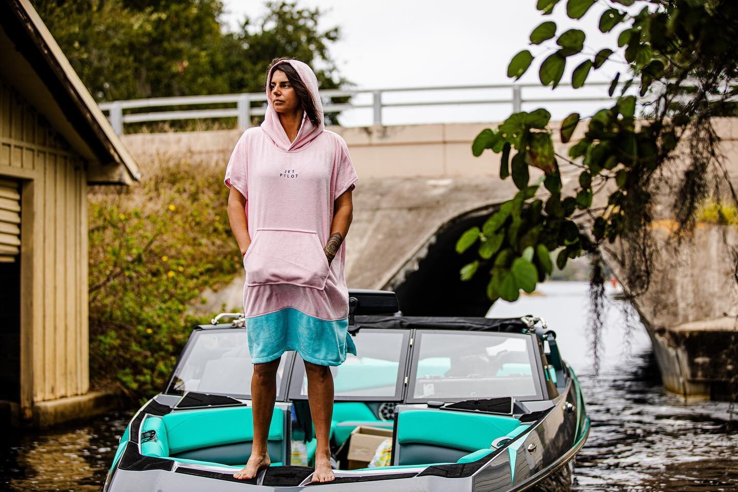 How awesome is this @jetpilotcompany changing towel! 😍 
@jeffshotthat making cloudy days look awesome 📸 

#dontstandthere #boat #tunnel #lake #changingtowel #jetpilot