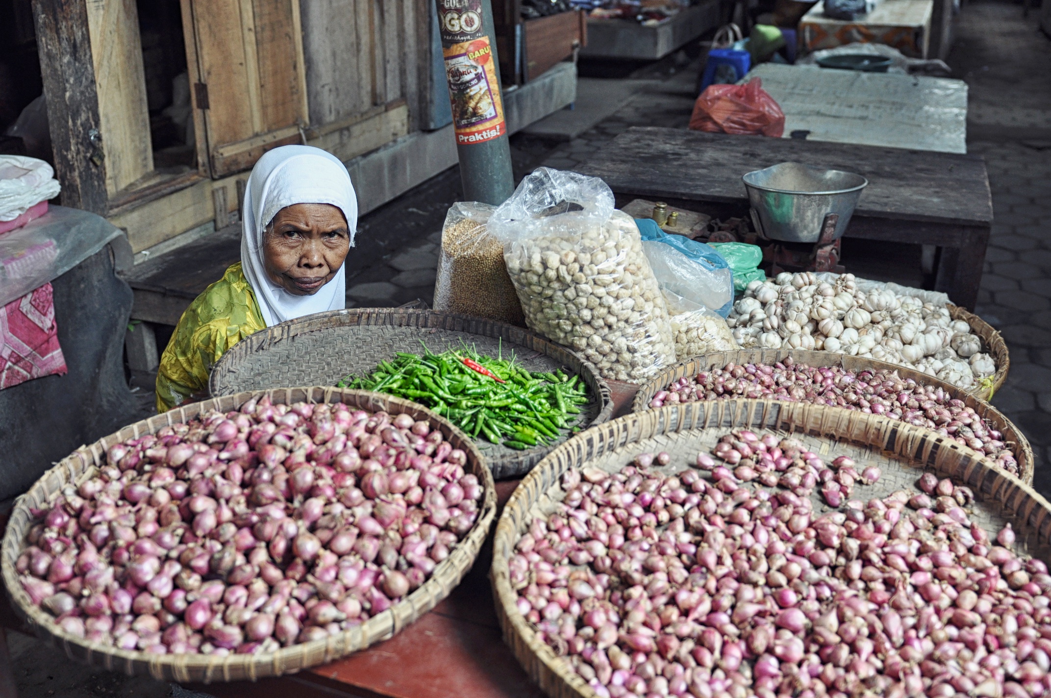 A local market vendor at Borobudur Market in Central Java, Indonesia| © Chavelli Tsui www.chavelli.com