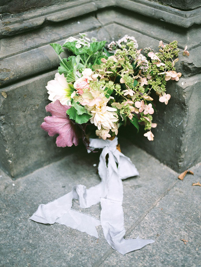 Emerald Green Wedding Styled Shoot | Calligraphy and Paperie by www.chavelli.com | Photography by www.jleephotos.com | Flowers by www.daysofmayflorals.com