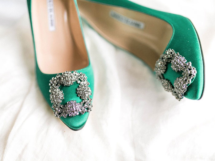 Emerald Green Wedding Styled Shoot | Calligraphy and Paperie by www.chavelli.com | Photography by www.jleephotos.com | Shoes www.gianvitorossi.com