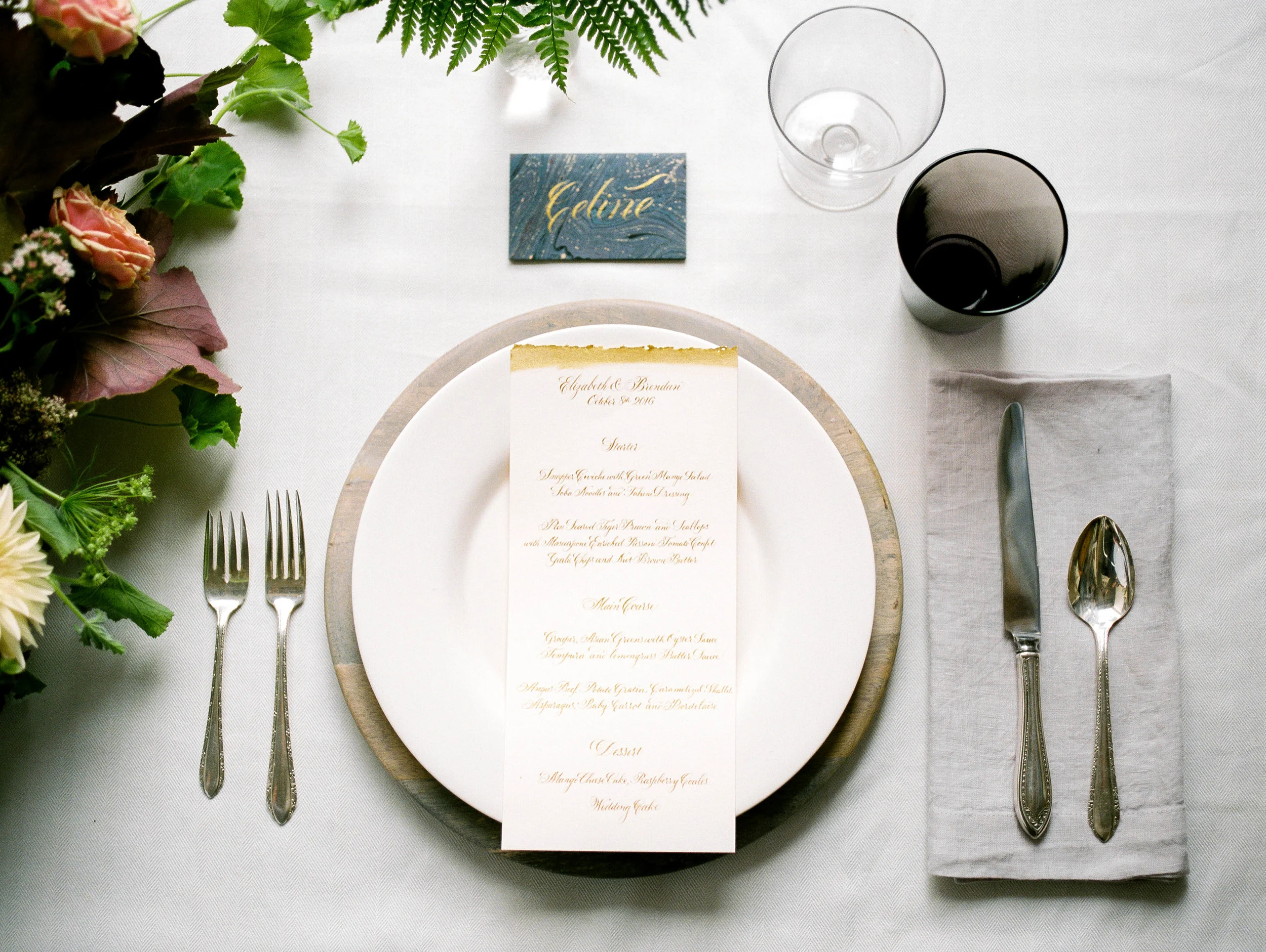 Calligraphy wedding place card and menu by Chavelli www.chavelli.com | Photo by Jessica Rieke