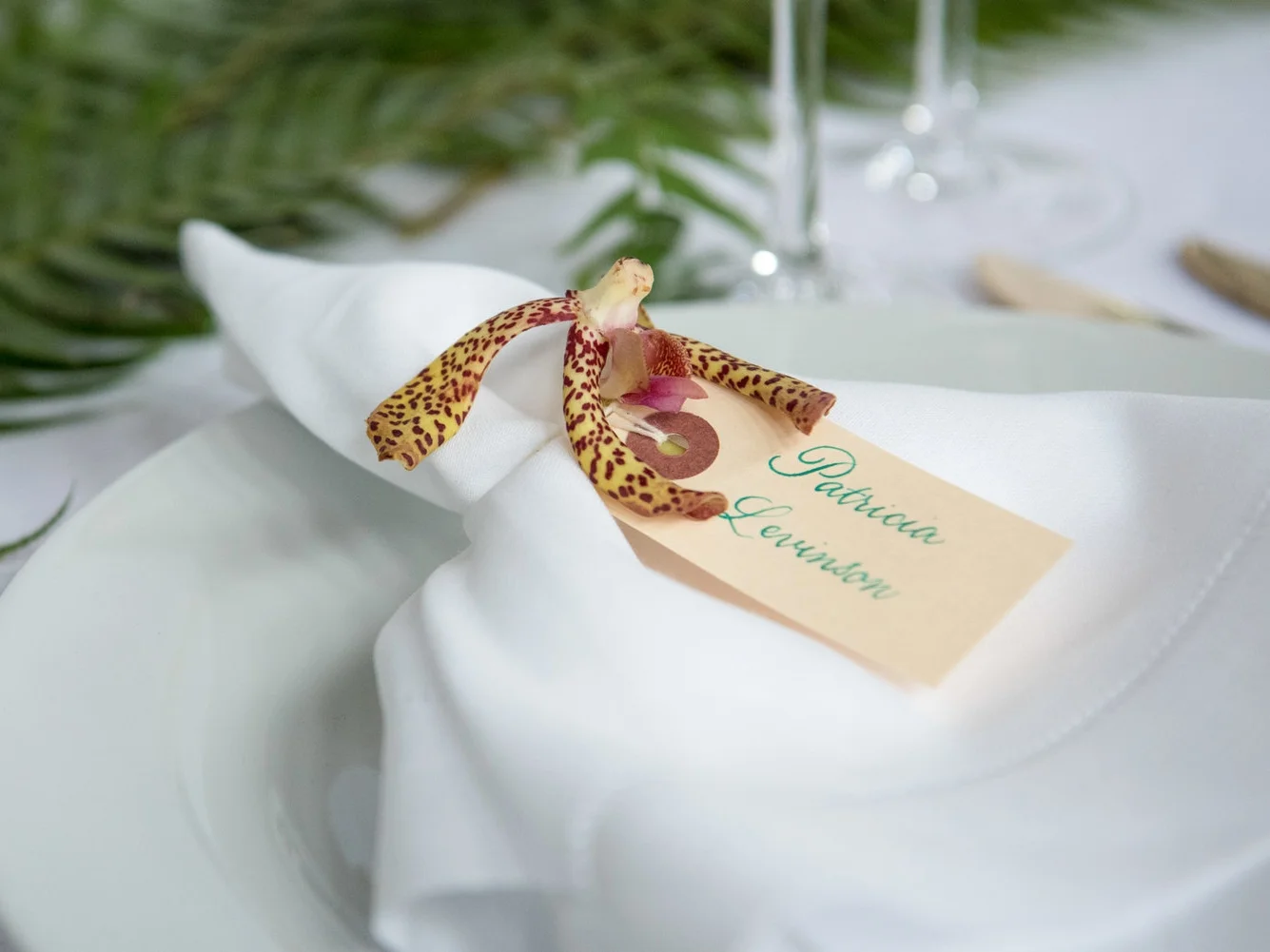 Name tags as place cards with green calligraphy // by www.chavelli.com