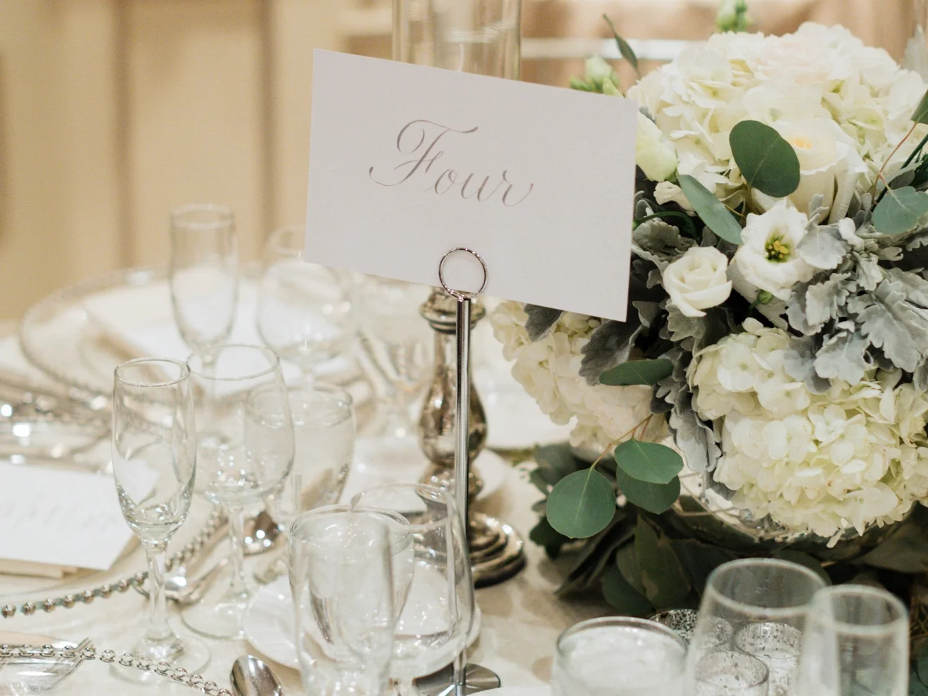 Table markers in silver calligraphy // www.chavelli.com