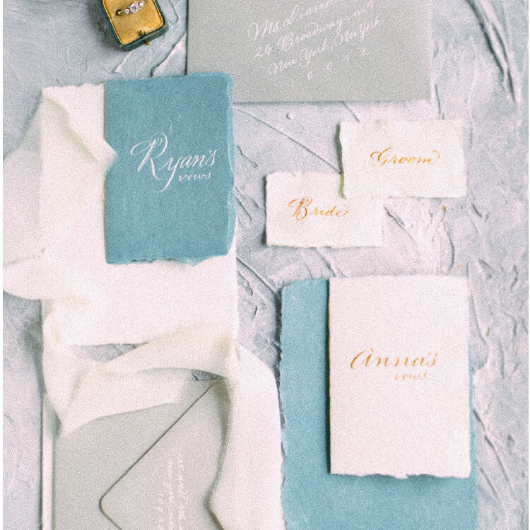 Wedding Design : Blue, white and grey place cards and invitation