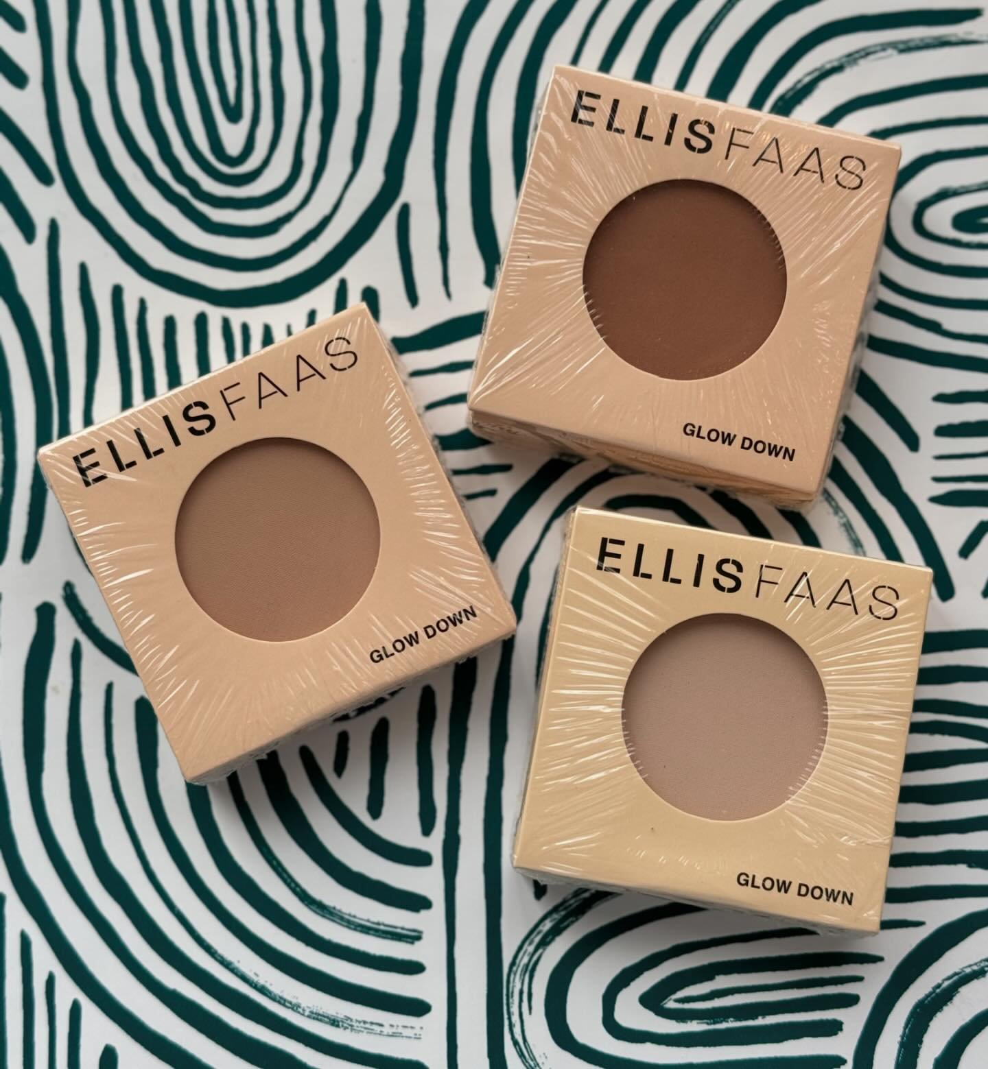 Back in stock! ELLIS FAAS Glow Down Compact Powder, the perfect multi-purpose mattifier that blurs pores and imperfections, smooths the skin, sets makeup, and takes control of shine while only adding to a natural glow.
Need a makeup reset? Book a Mak