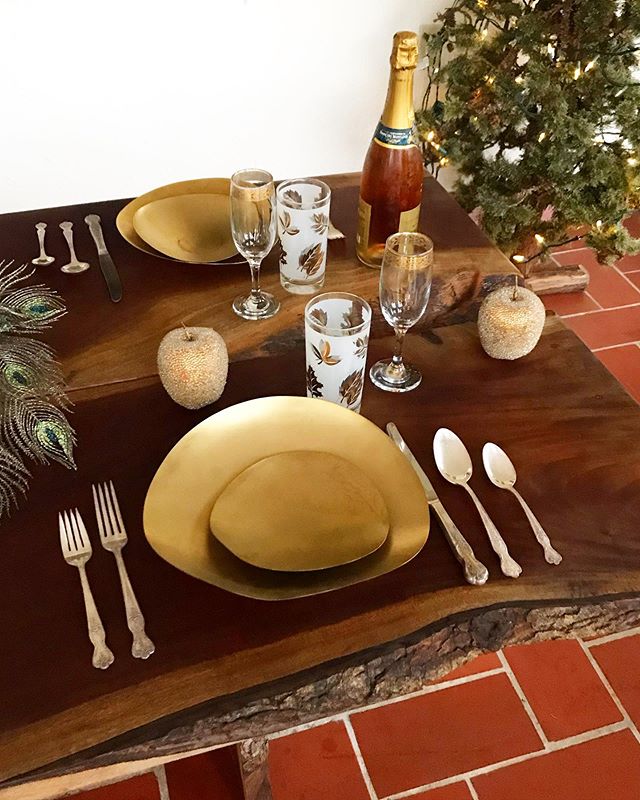 Enjoy your holiday dinners on one of ours. Message us for private showings at herbehwood@gmail.com #holidayseason #holidaydinner #centertable #holidaytable #livingroomdecor #diningroom #contemporary #organic #hechoenpuertorico #nature #reclaimedwood 