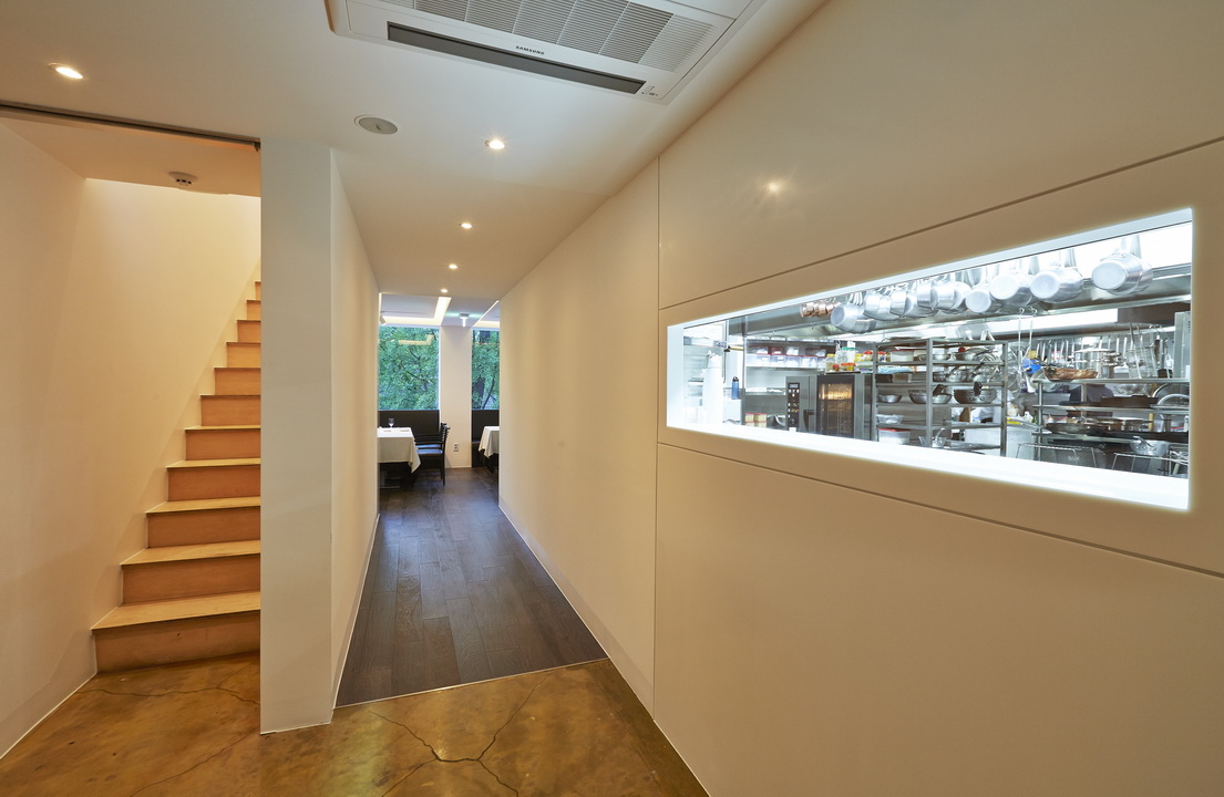 더 레스토랑 staircase_resize.jpg