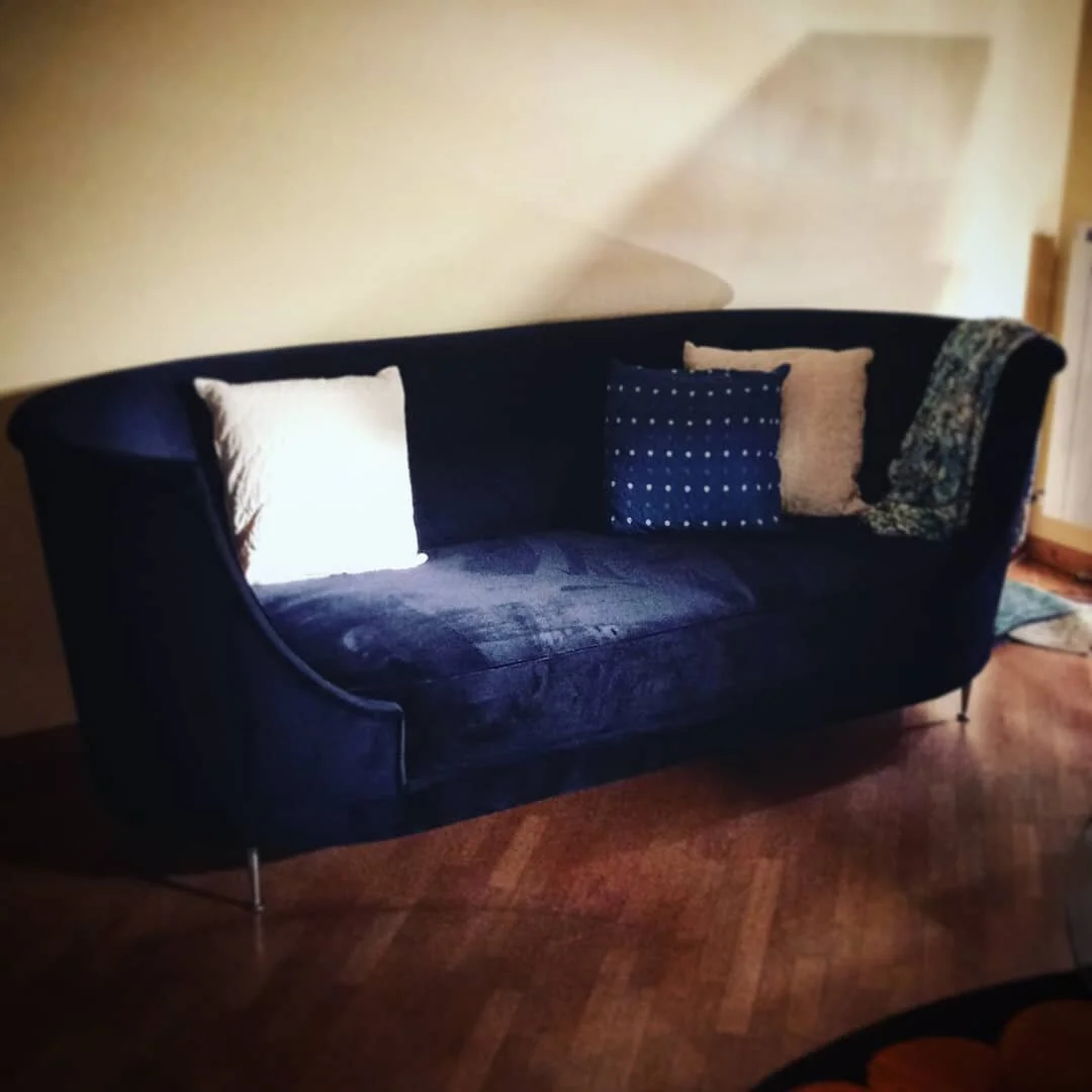 Nuovi arrivi nel nostro #showroom di #Lecce. Riproduzione di #divano #anni50 in #velluto #blu. Interamente realizzato a mano. #handmade #madeinitaly🇮🇹