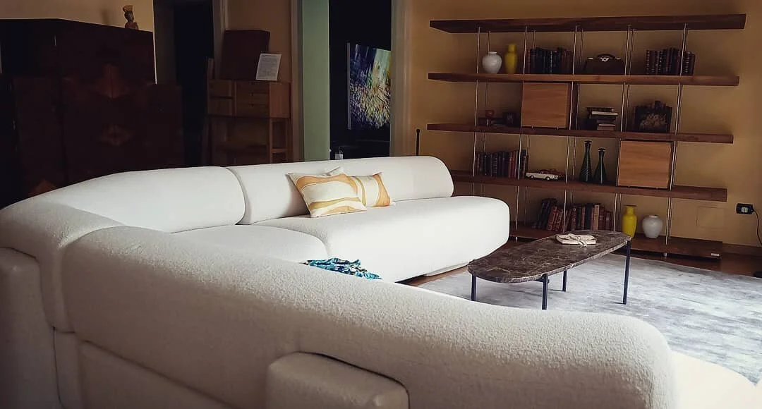 #Divano #gogan by @morosofficial #libreria @renzopianofficial by @riva1920_official #tavolino #Niobe @zanotta_spa e #tappeto @aminicarpets.
#Design #sofa #carpet #bookcase #coffeetable #wood #marble #madeinitaly🇮🇹🇮🇹🇮🇹