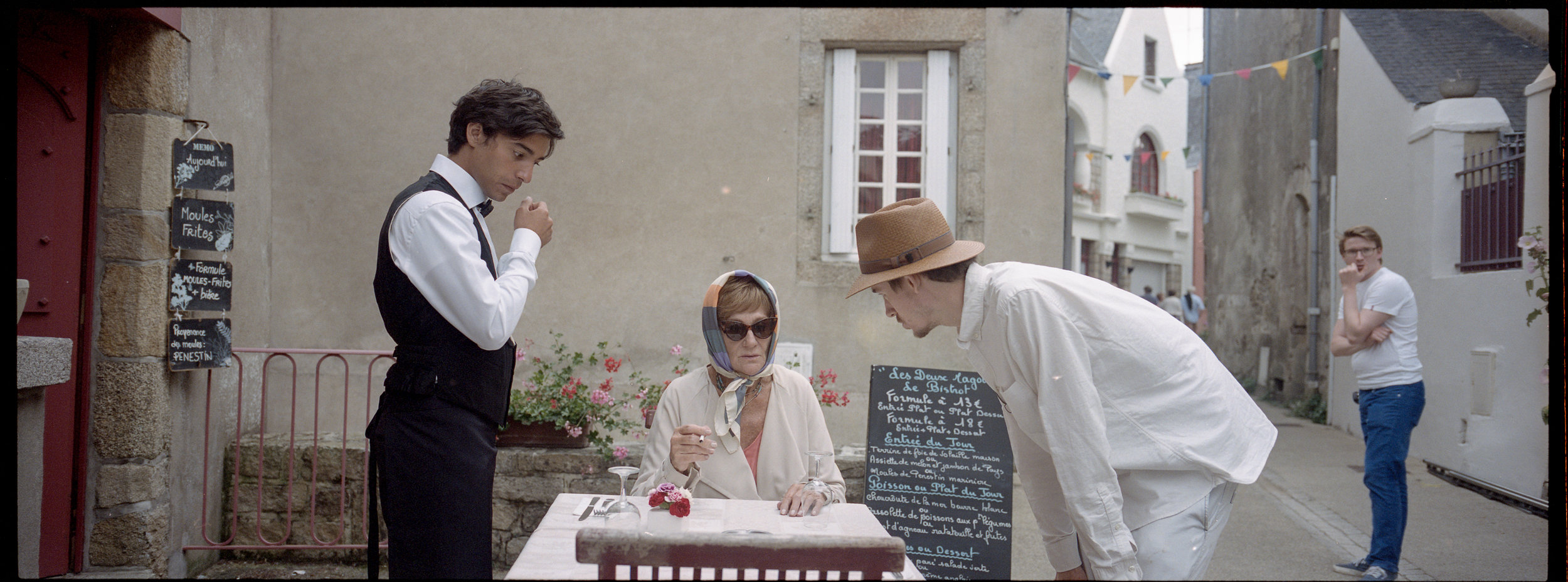 Director Henrik Dahlsbakken, gives instruction to actor Bente Børsum. Shooting a scene for his film "Sensommer" in France.