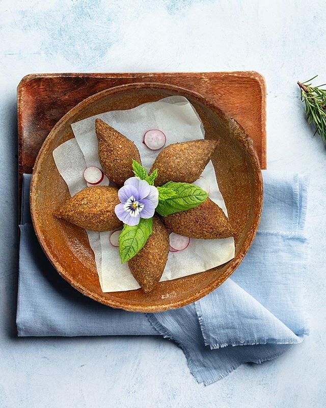 Kibbeh | كبة 🍂  Beef and cracked wheat croquettes stuffed with minced lamb, onions and pine nuts. .
.
.
.
.
Order Online
www.chefomz.com

#kibbeh
&lrm;#كبة
#homemade
#pastries
#frozen food
#london
#chefomz
#omzcatering
#arabicfood
#londonfood
#food
