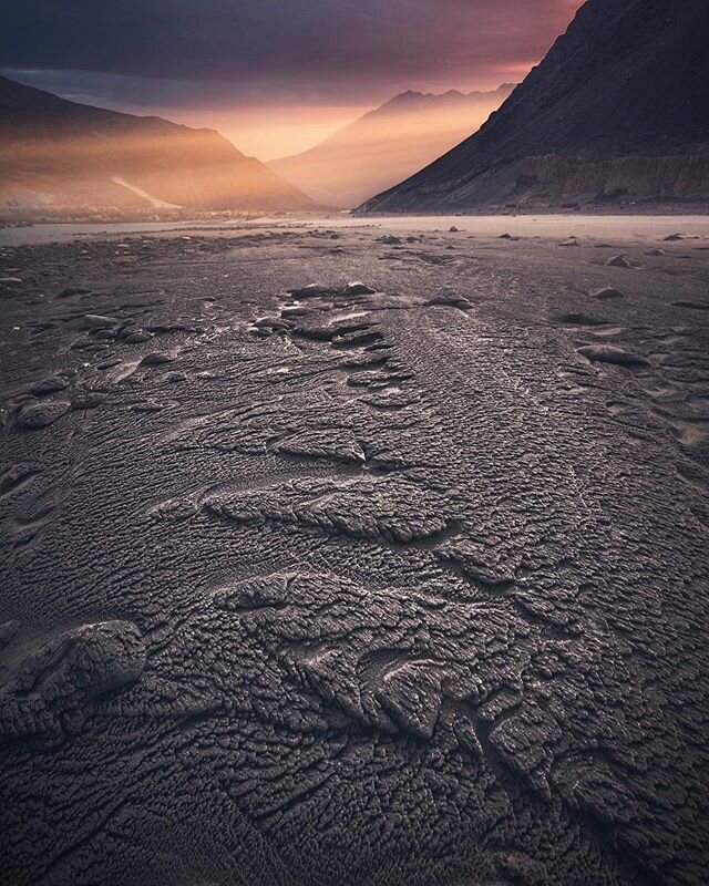 RECEDING PATTERN. During the winter months, the river Indus recedes back and what you see below is the beautiful silt texture.  It felt surreal standing on this pure river bed and witnessing such surreal patterns reveal itself. That&rsquo;s what I lo