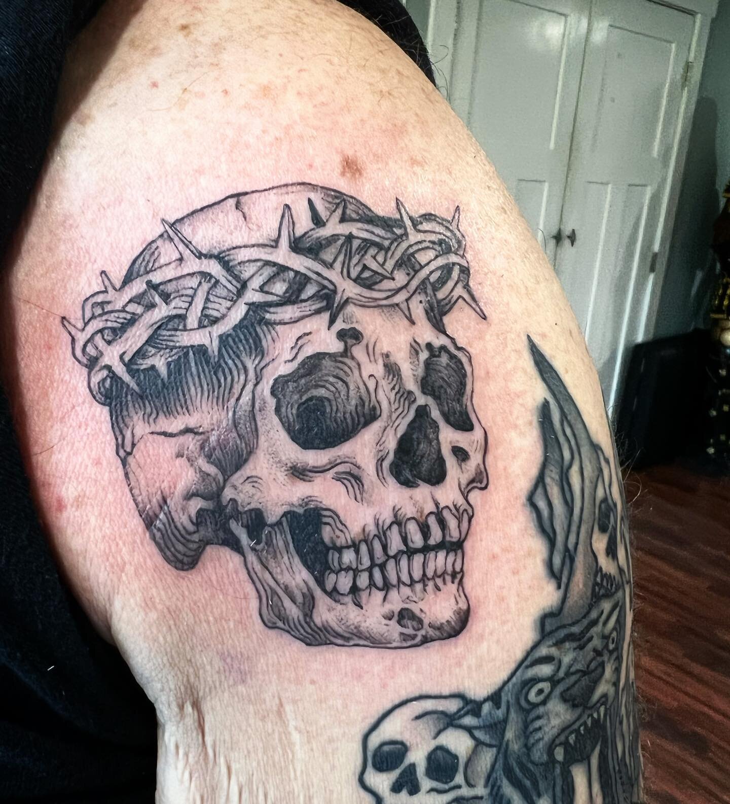 A walk-in from a few weeks back!! Books are currently ❌closed❌ but will reopen in August⚡️ 

#skull #skulltattoo #crownofthorns #blackandgreytattoo #linetattoo #woodstockny #woodstocktattoo #femaletattooartist