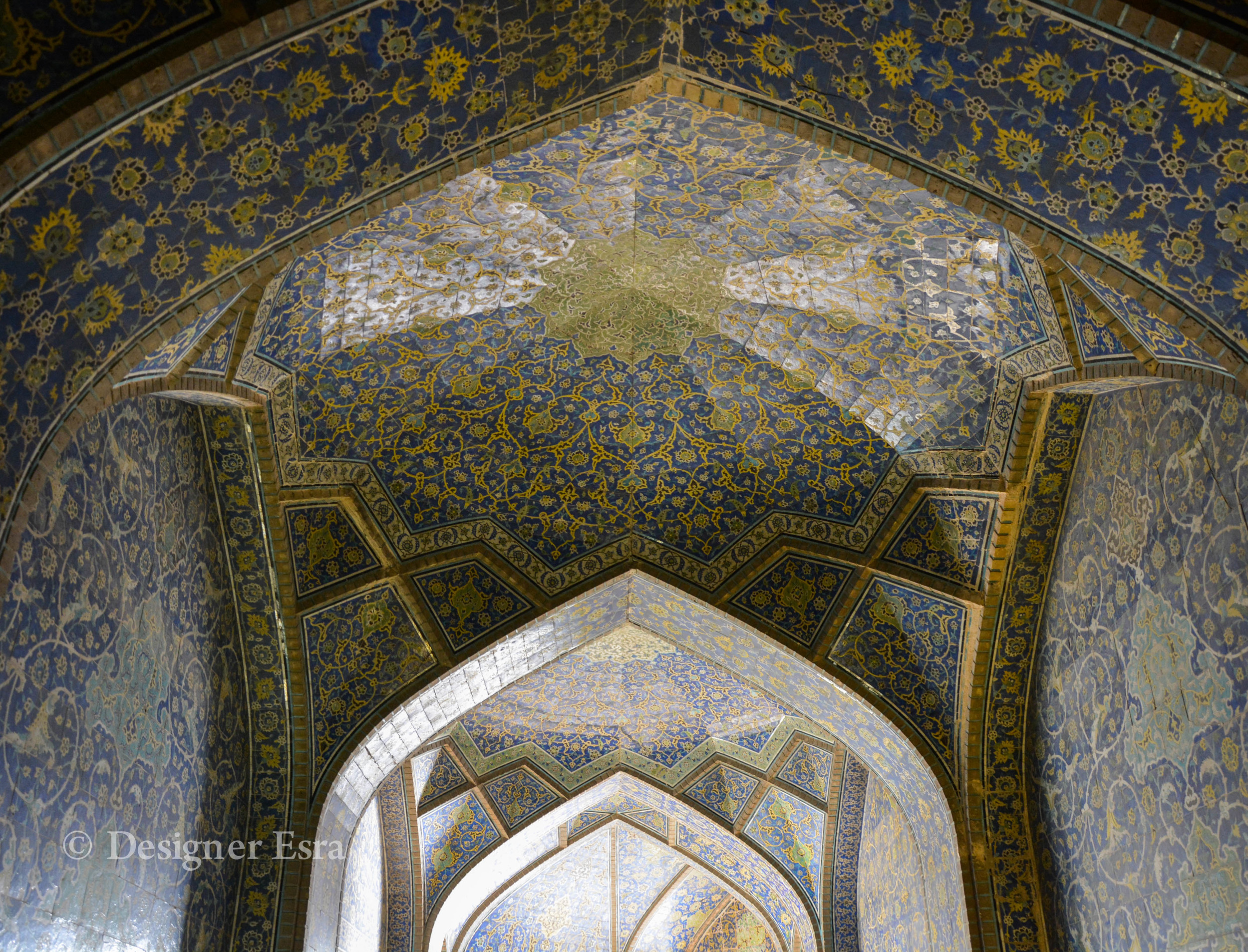 Interior of the Shaykh Lutfallah Mosque in Iran  مسجد الشيخ لطف الله في ايران 