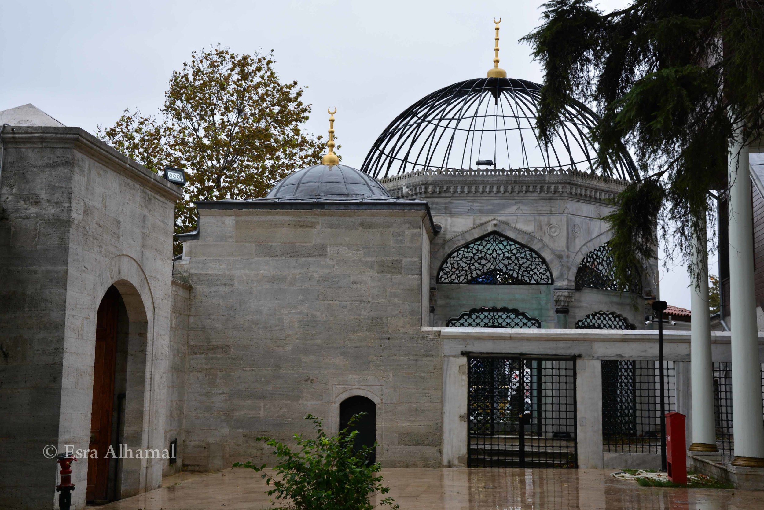 Yeni Valide Mosque on the outside