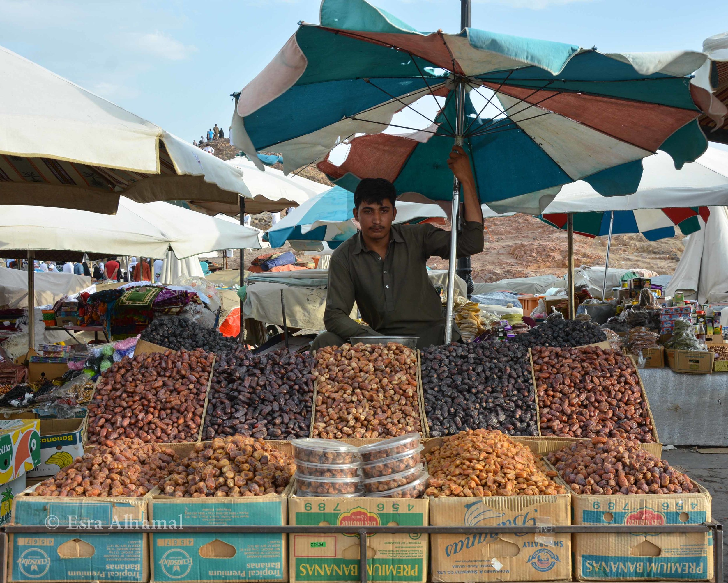 Selling dates in Medina 