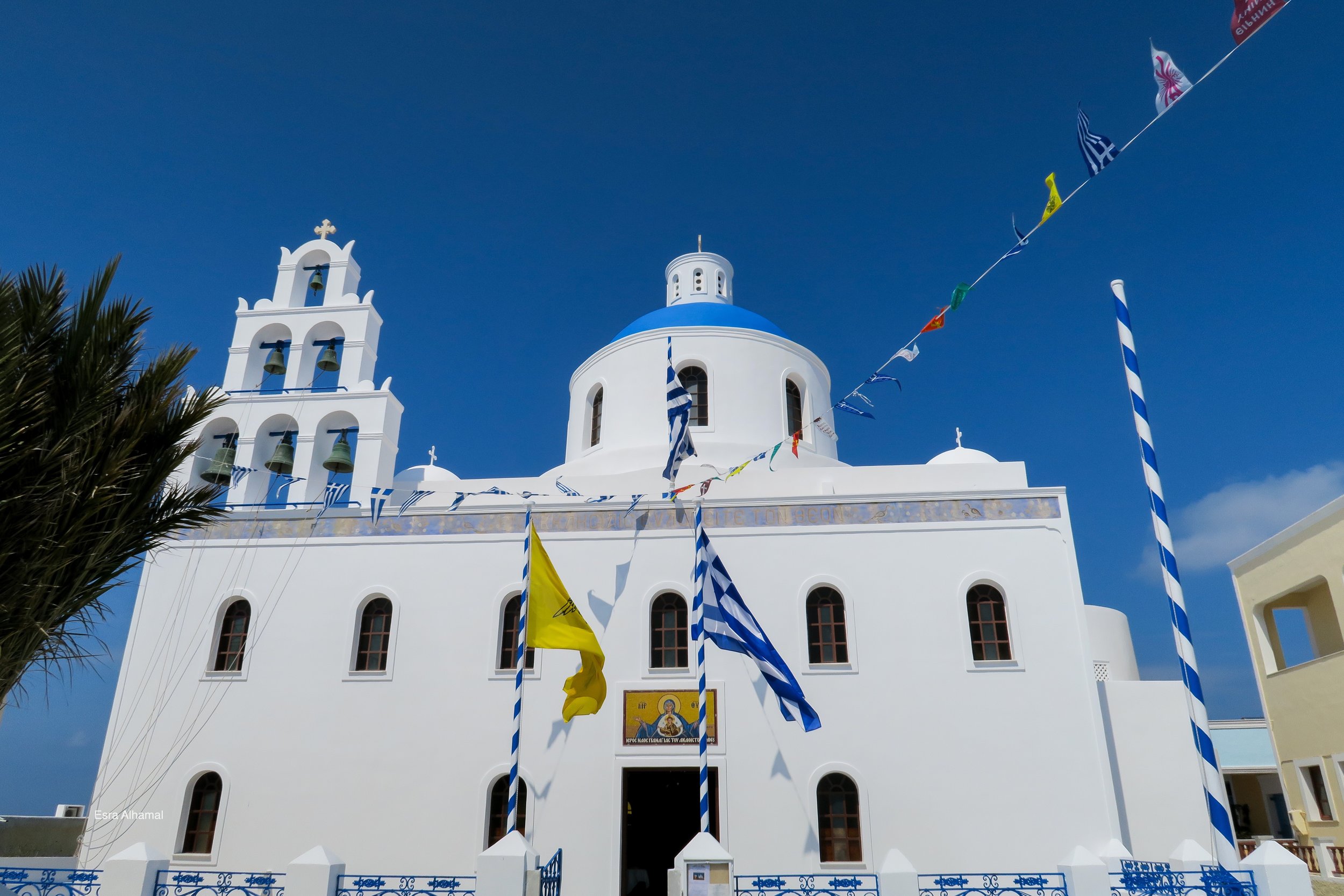 Church painted in white in Oia in Santorini 